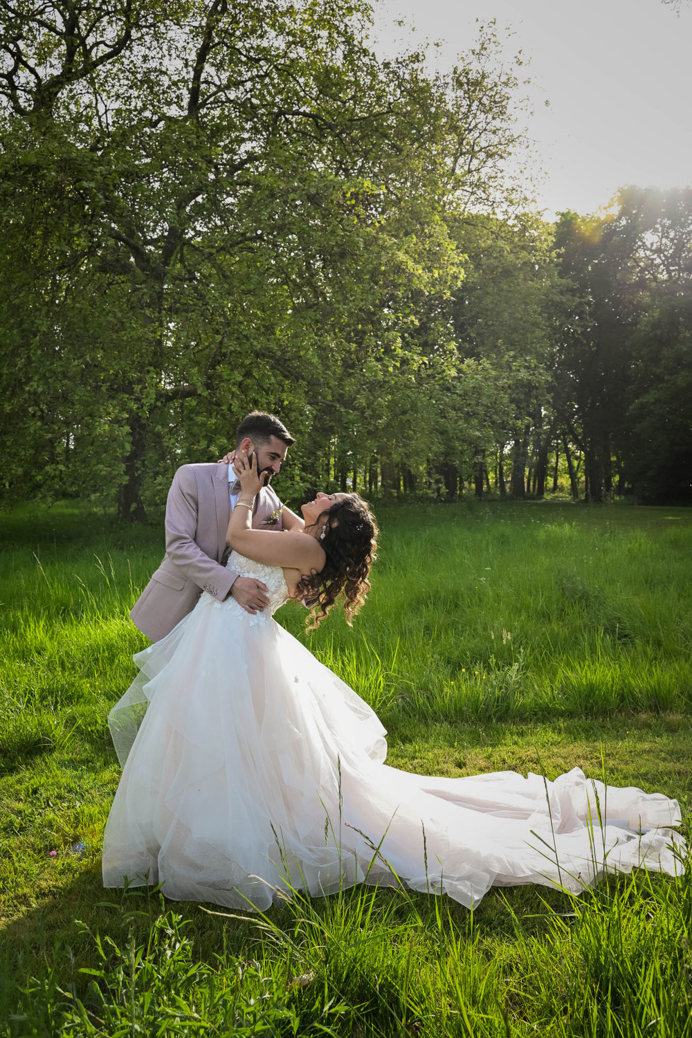10 poses naturelles pour des photos de mariage réussies