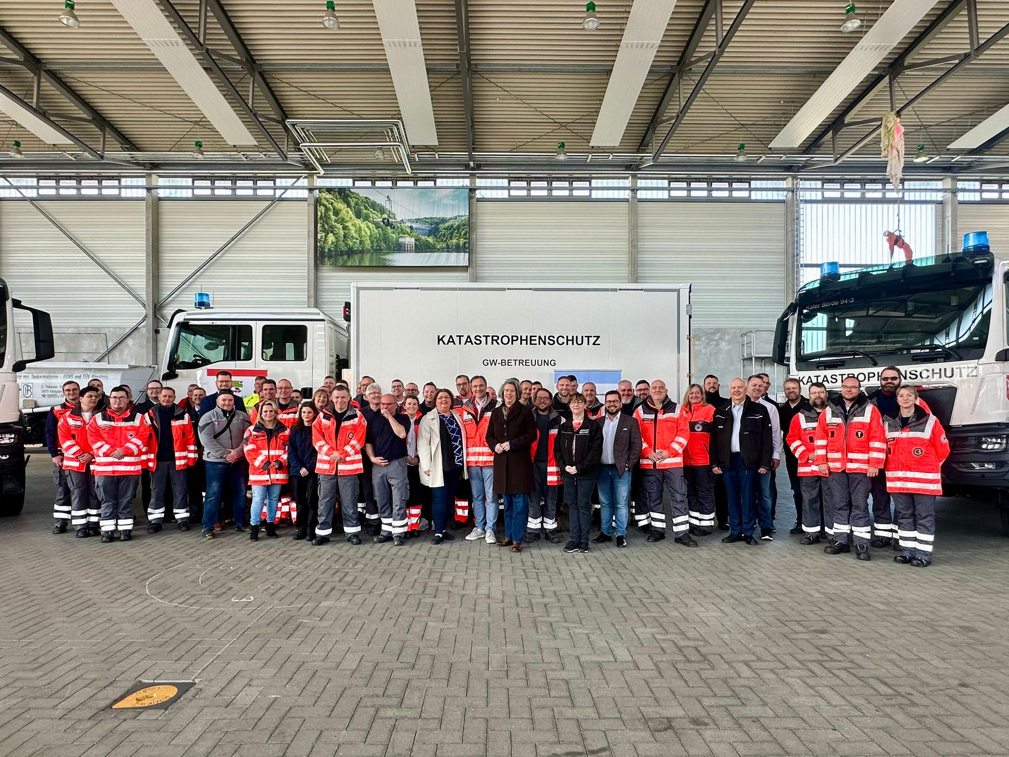 Land übergibt Gerätewagen Betreuung für den Katastrophenschutz