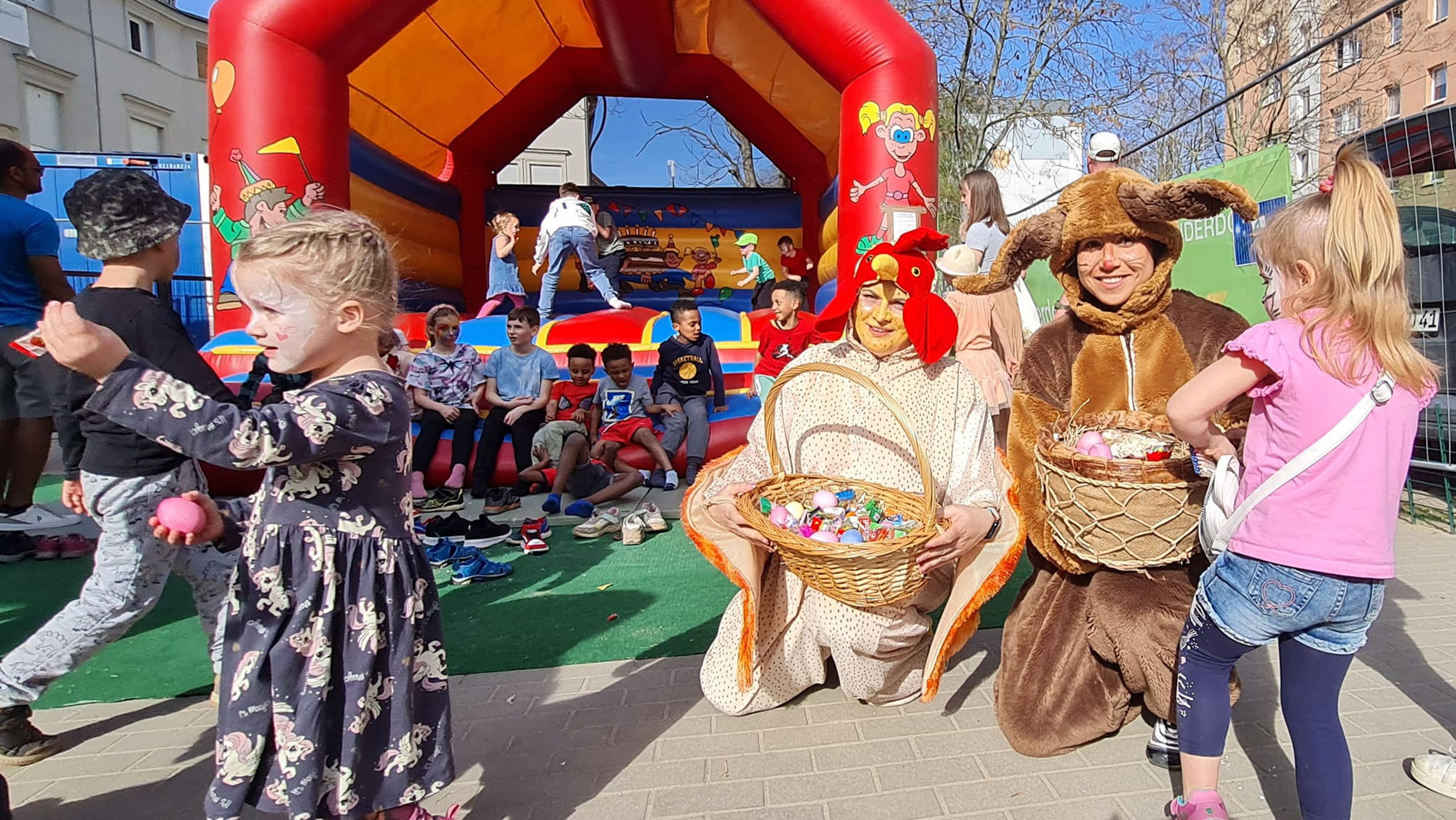 Ein Riesen Spaß für alle Kinder - Huhn und Osterhase im SOS-Kinderdorf in Bernburg