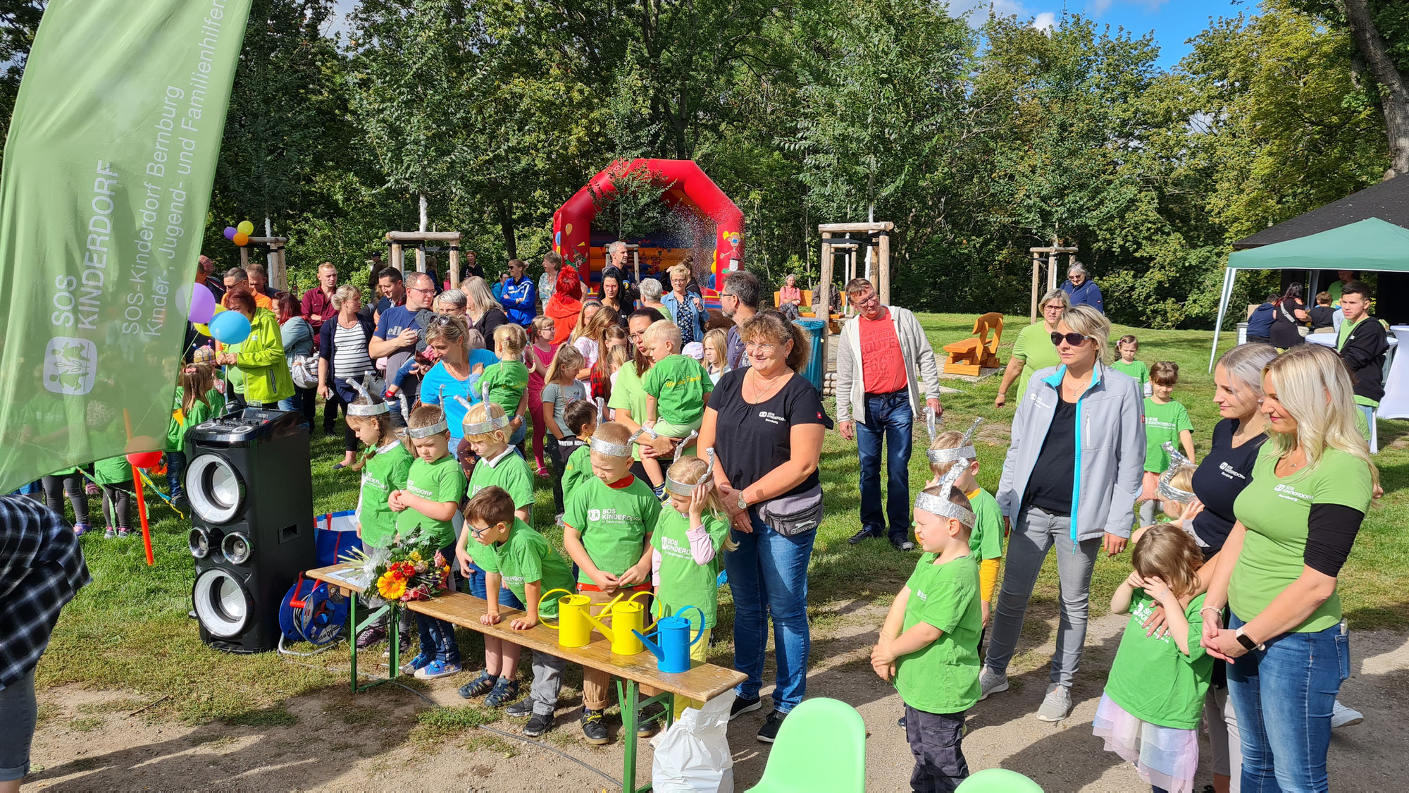 Kinder des SOS-Kinderdorf in Beesenlaublingen übernehmen Baumpatenschaft