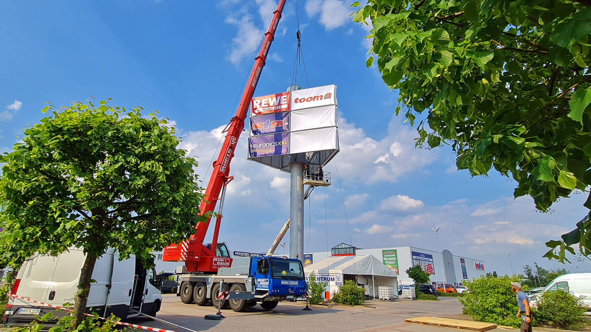 PEP Markt wirbt auf neuem zwanzig Meter Pylon