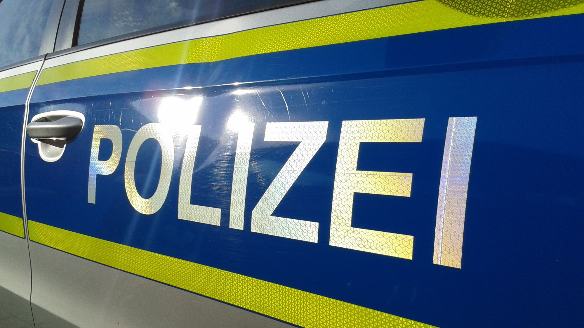 Polizeieinsatz im Jobcenter Schönebeck – Softairwaffe sichergestellt, Haftbefehle vollstreckt