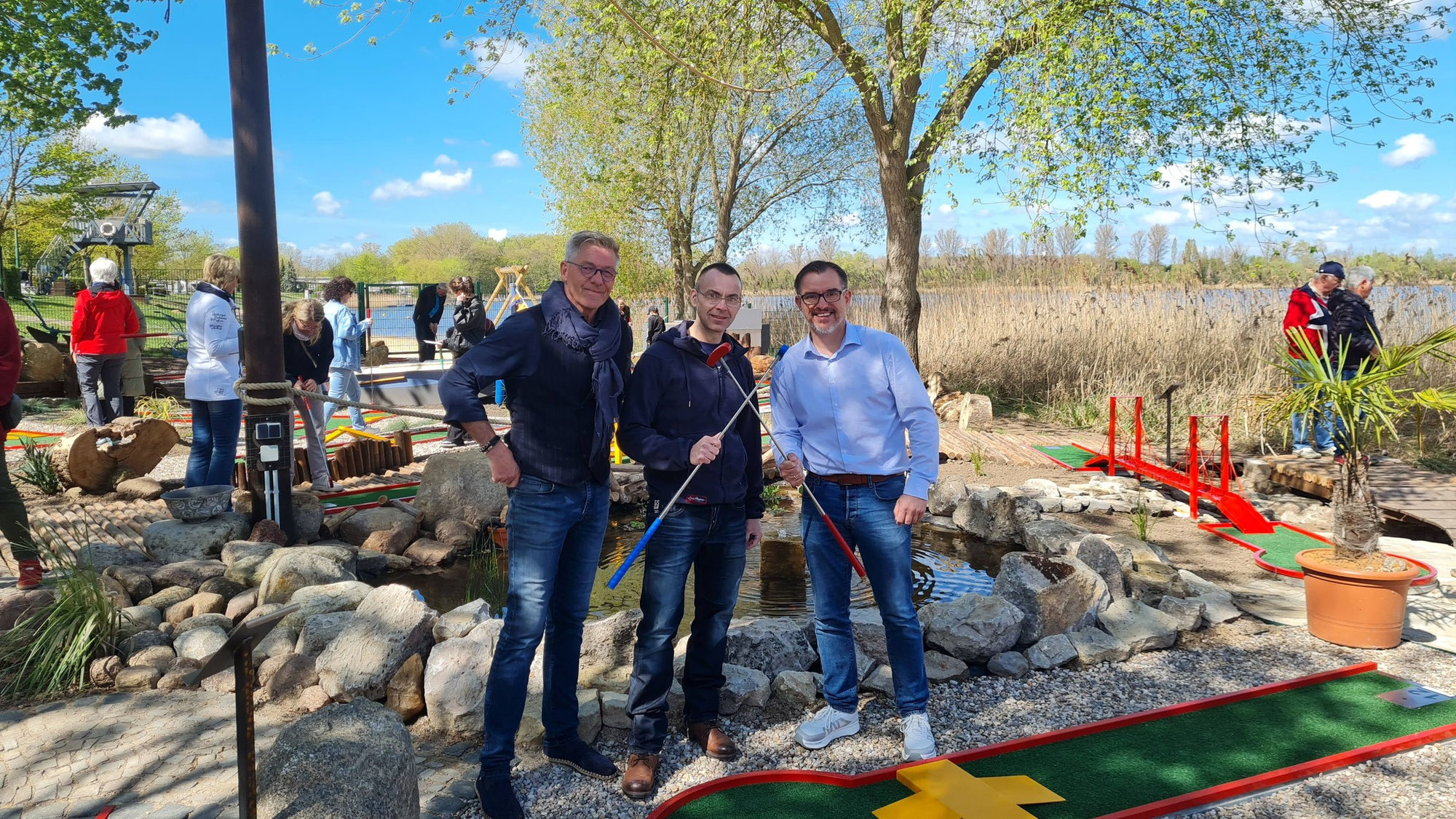 Bürgermeister eröffnen neue Minigolfanlage am Löderburger See
