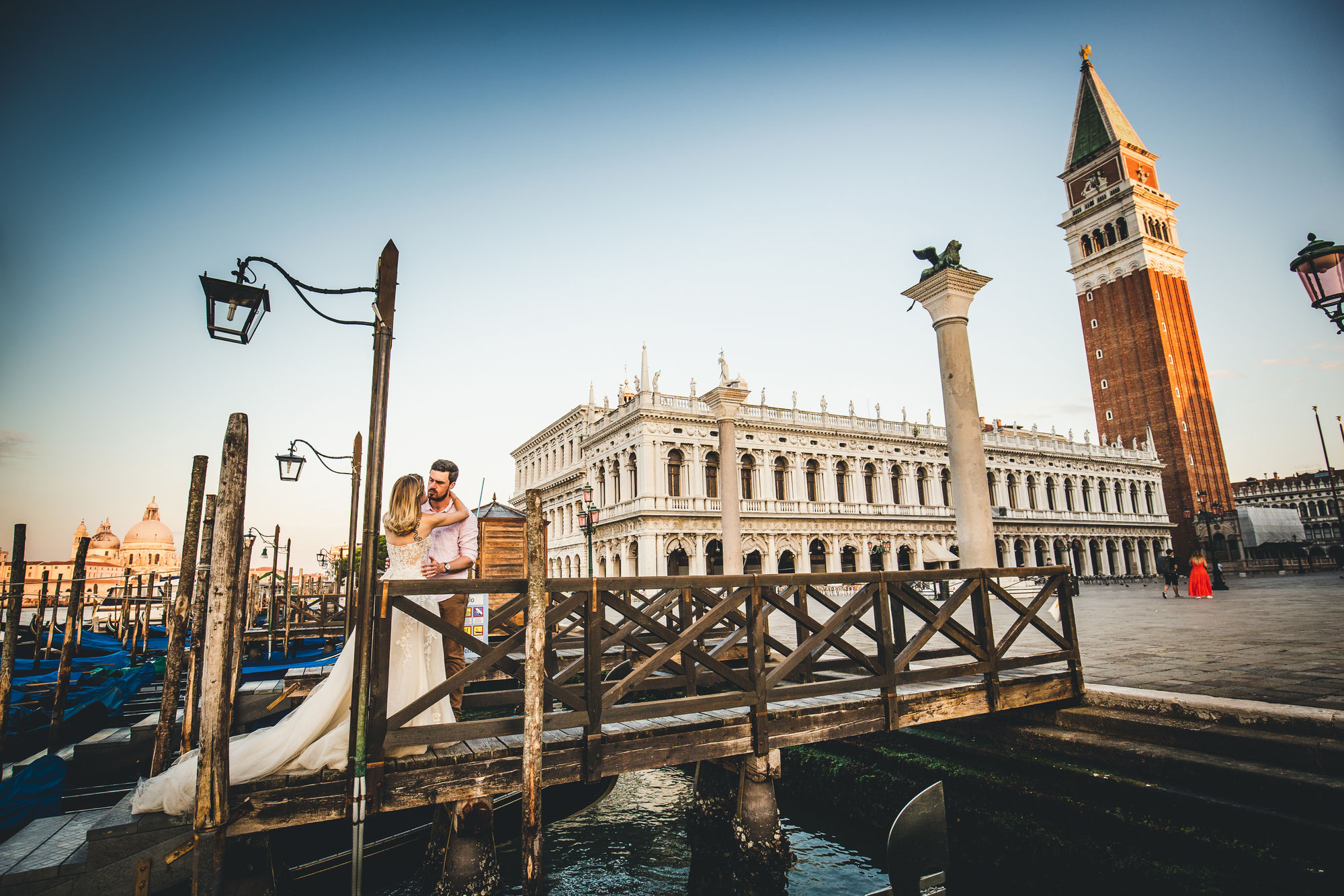 Capturing Love at Dawn: A Venice Photoshoot with an American Couple
