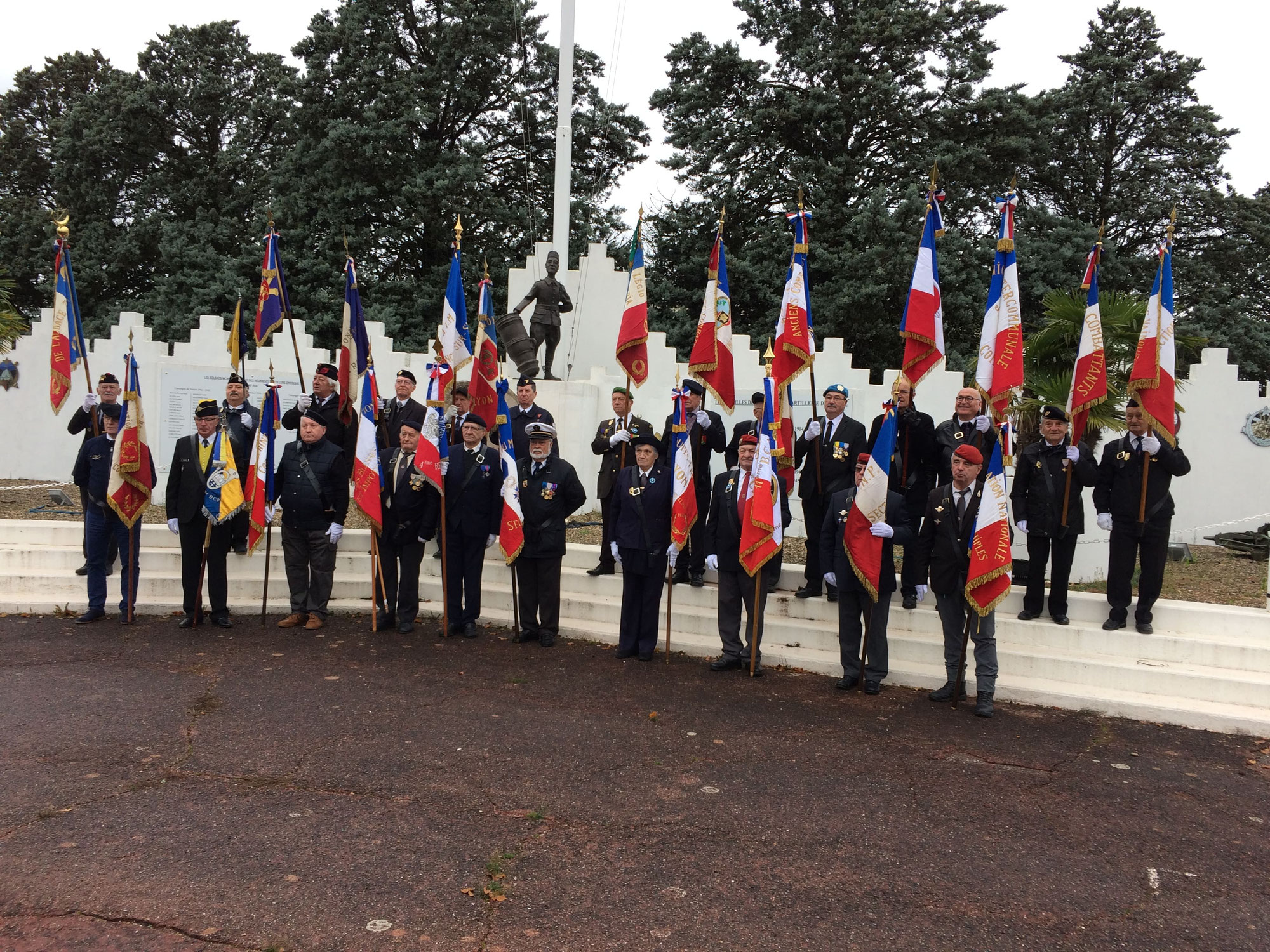 7 décembre 2022 : avec la FARAC, le bureau de l'Amicale en visite au 68e Régiment d'Artillerie d'Afrique à La Valbonne