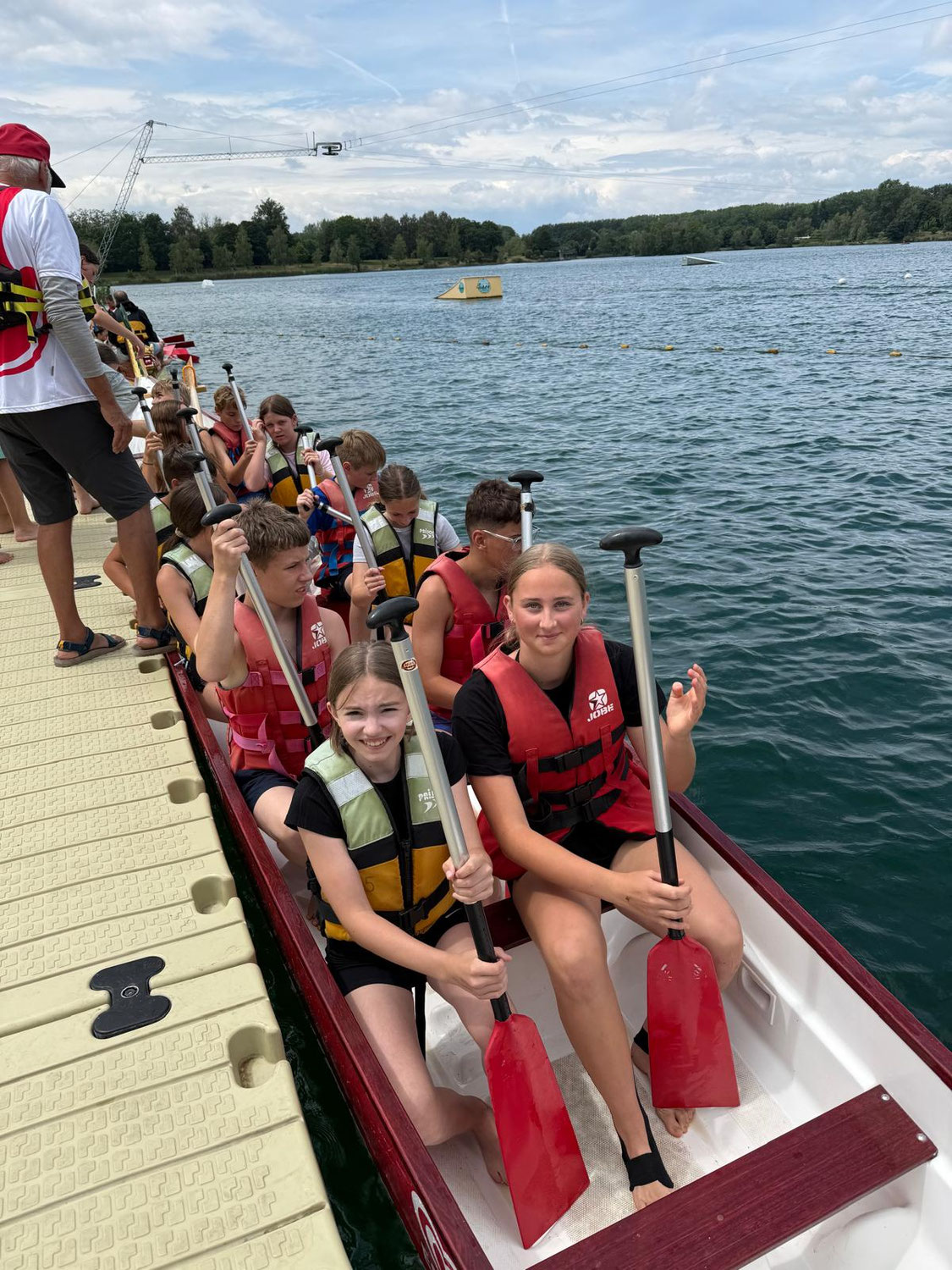 Alle in einem Boot: Unsere 3. und 4. Klasse beim Drachenbootrennen am Ausee!