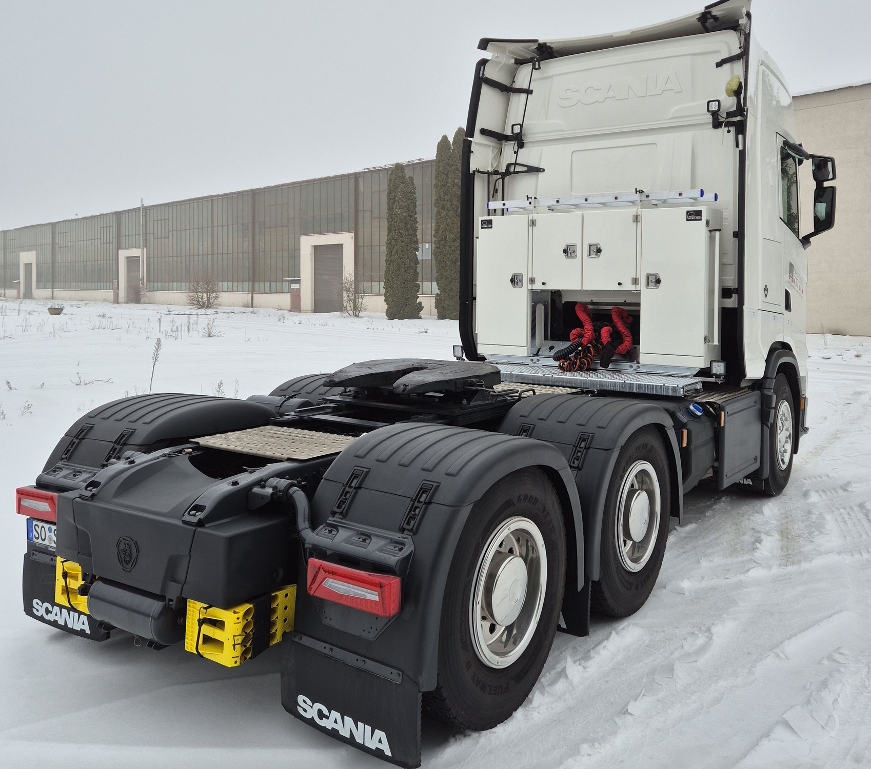Scania 590S mit Staukastensystem „Comfort“ von SYS-TEC