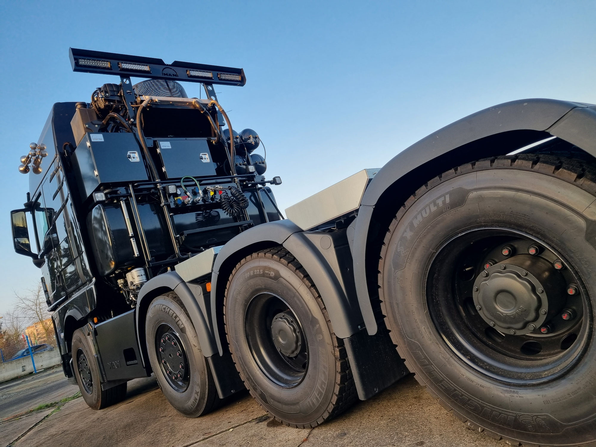 MAN TGX 41.640 Black Edition mit Aufbau von SYST-TEC.de