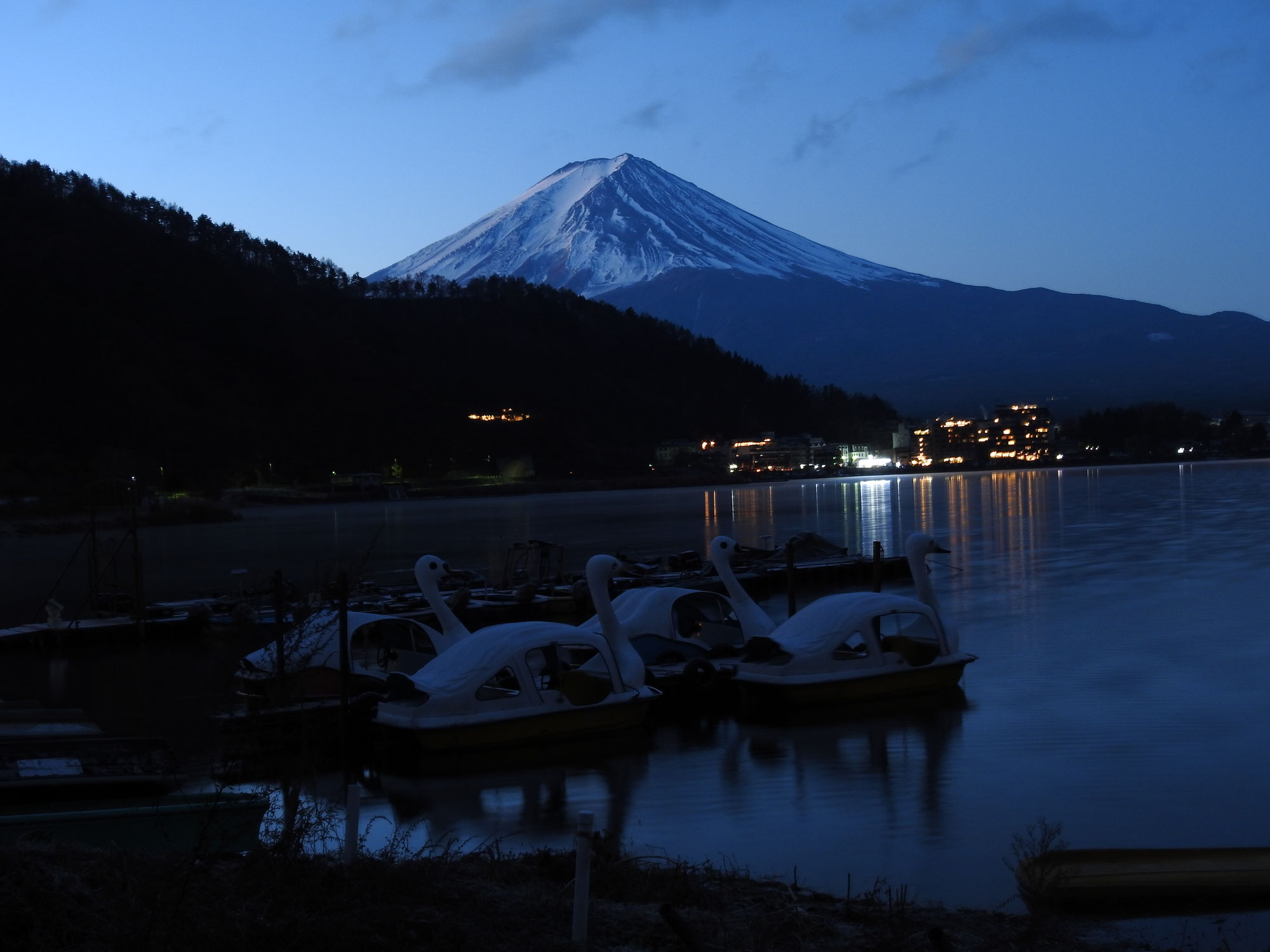 早朝の河口湖畔から富士山