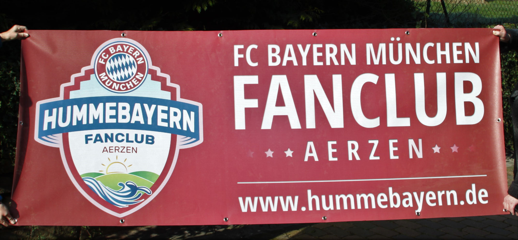 Der Stadionbanner ist da.