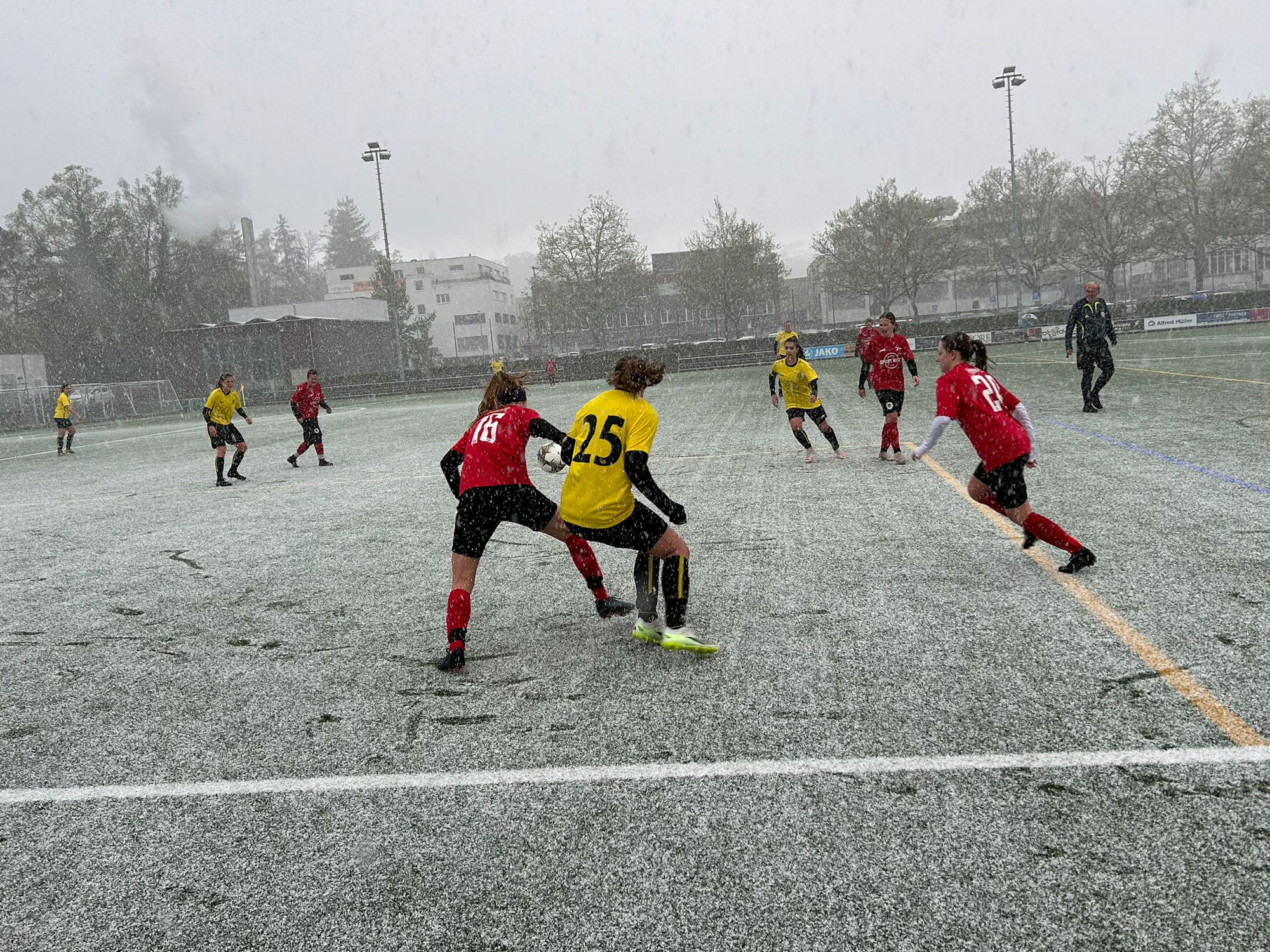 Frauen 2 - Ein Unentschieden bei Schnee und Regen