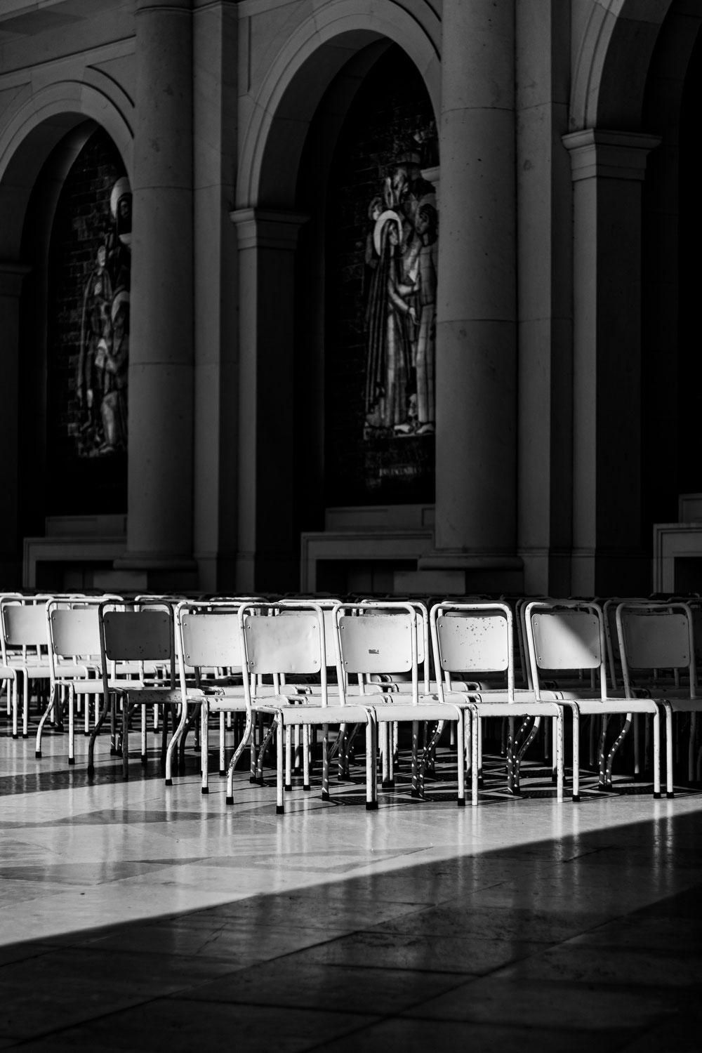 Geht die Demokratie, wenn die Kirche geht?