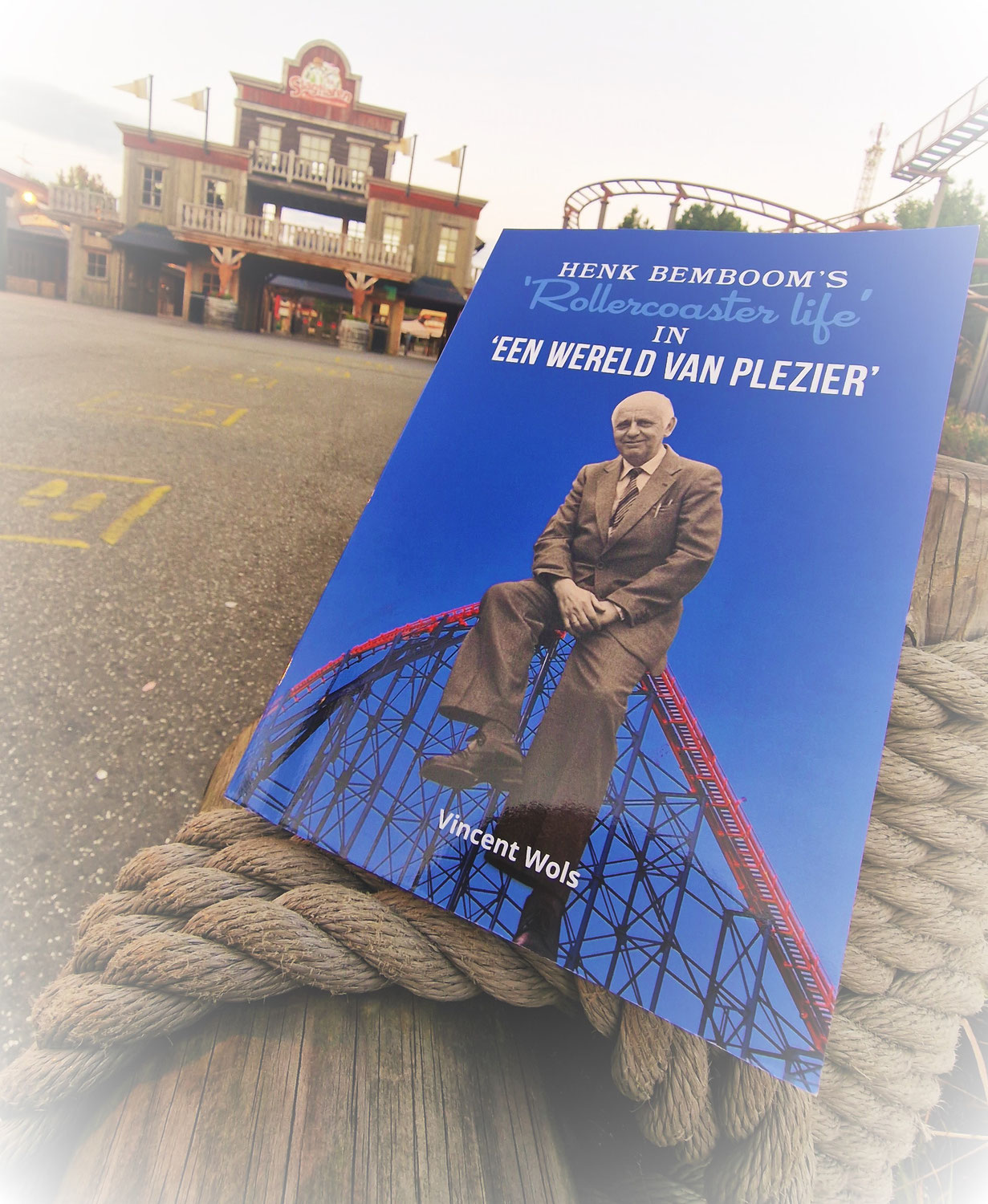 Een prachtig verzamelboek: Henk Bemboom's 'Rollercoaster Life' in 'Een Wereld van Plezier'