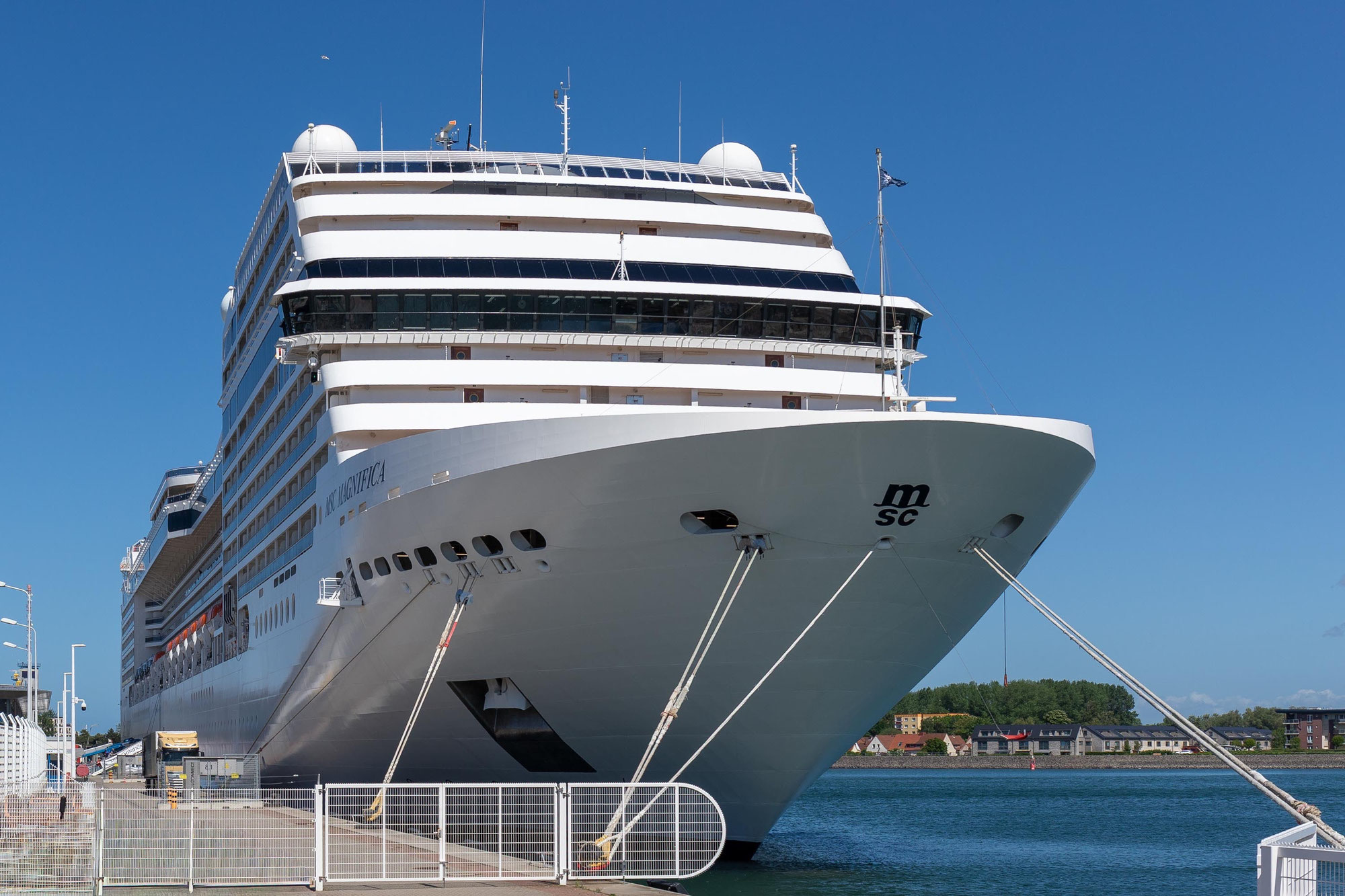 Die MSC Magnifica feiert zum Saisonauftakt in Warnemünde die Premiere des frisch eingebauten MSC Yacht Club