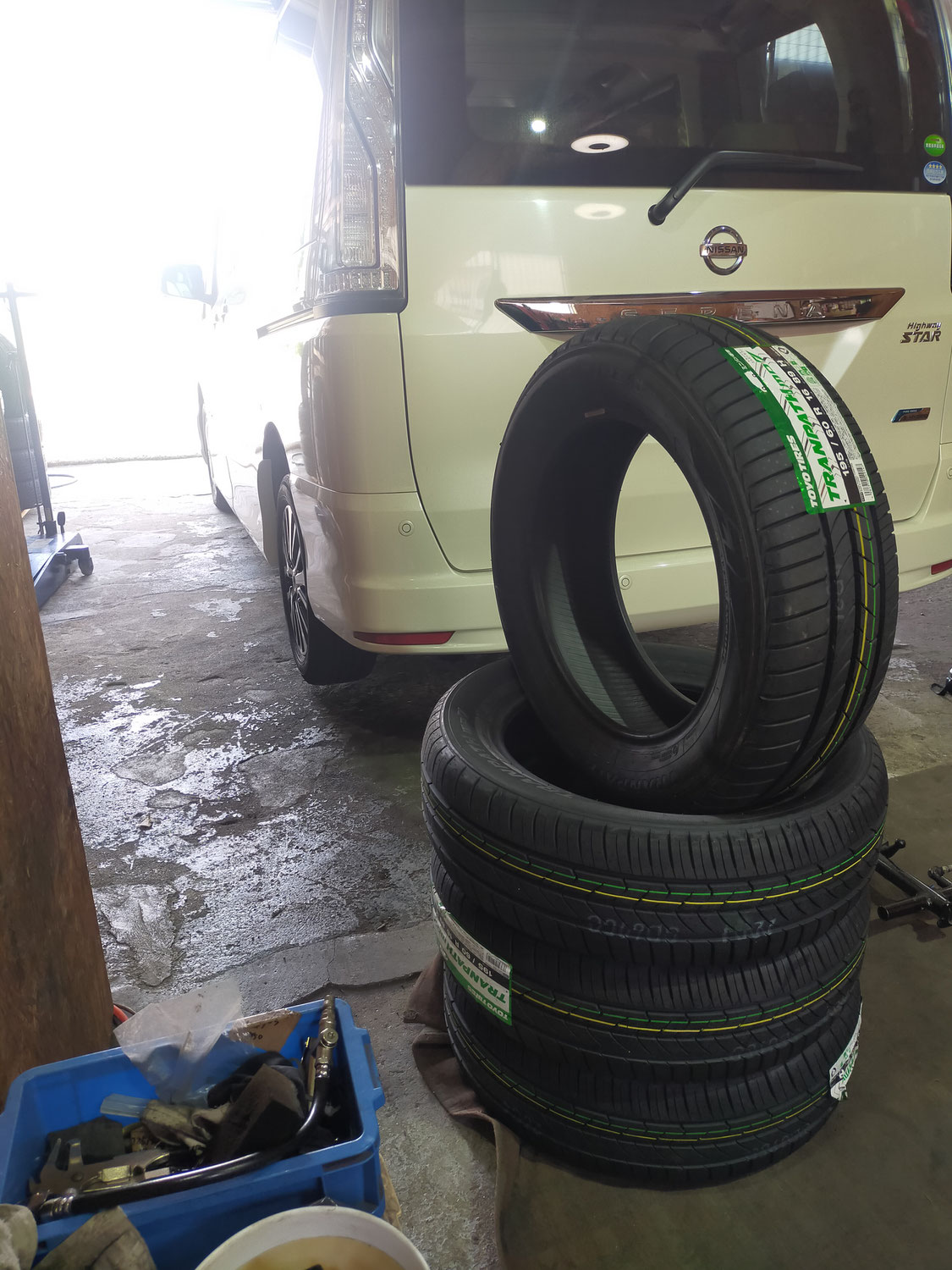 タイヤ持ち込み交換ご来店☆セレナ　195/60R16☆4本交換☆