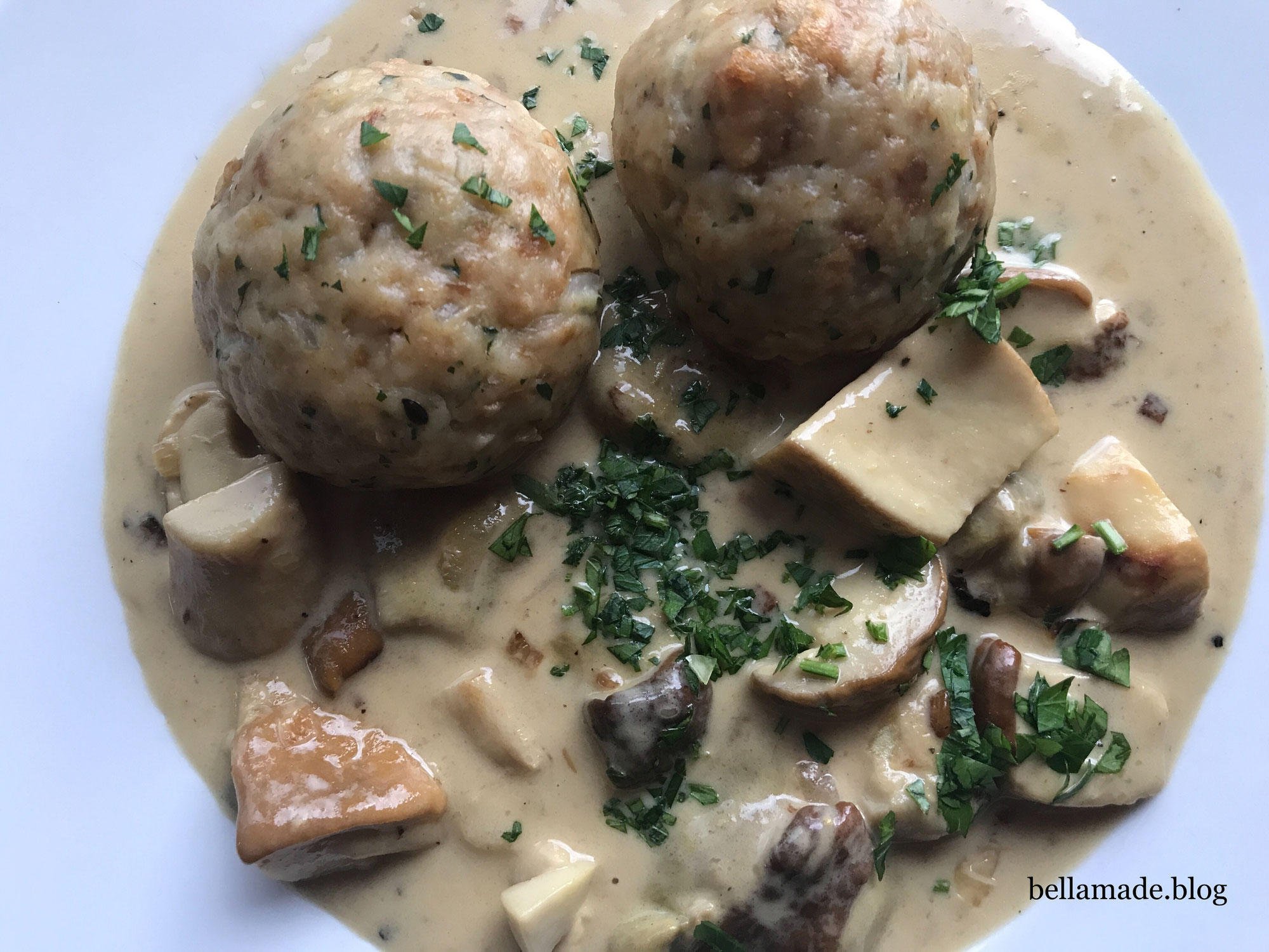 SEMMELKNÖDEL MIT STEINPILZ RAGOUT