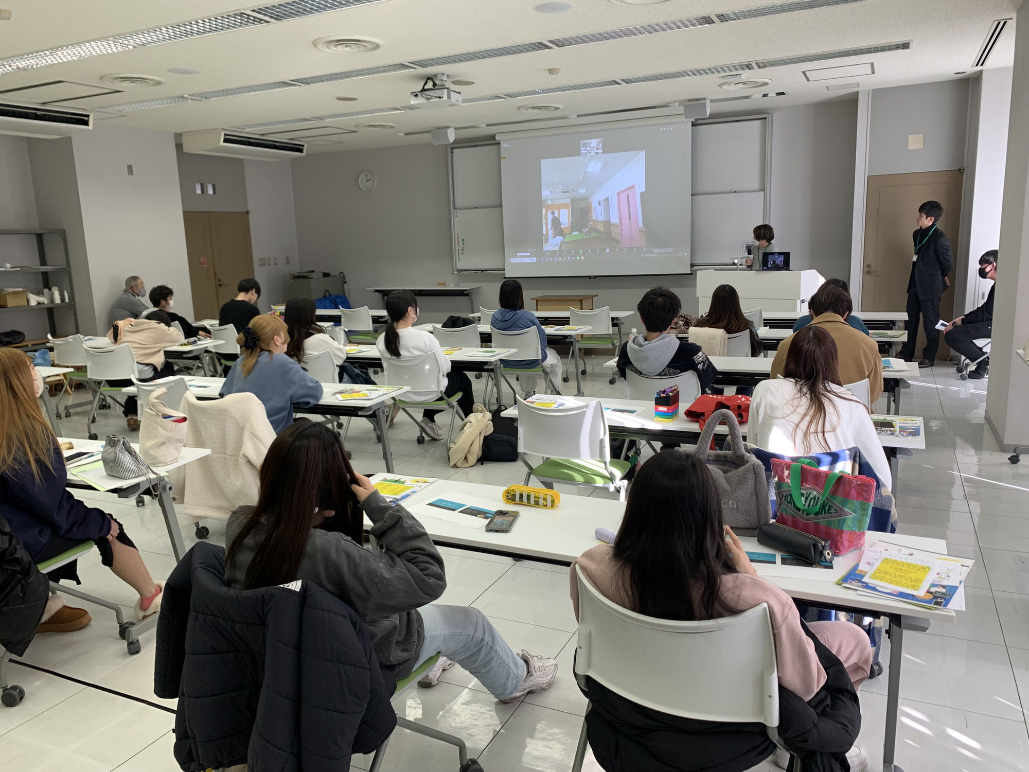 大阪芸術短期大学部にて保育学科学生向けに「保育士を目指すあなたに知ってほしい。障がい福祉ってなに？」のテーマでセミナーを行ないました。