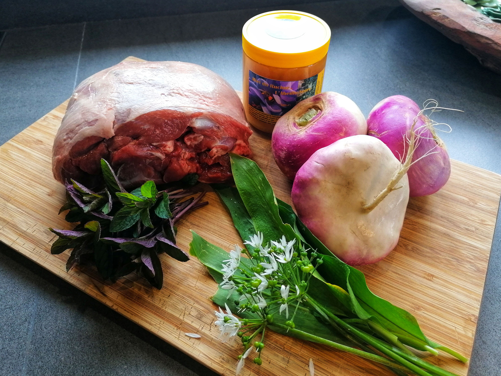 Gigot d'Agneau Rôti au Miel de Noire, Menthe Poivrée et Ail des Ours ; L'Abeille Noire