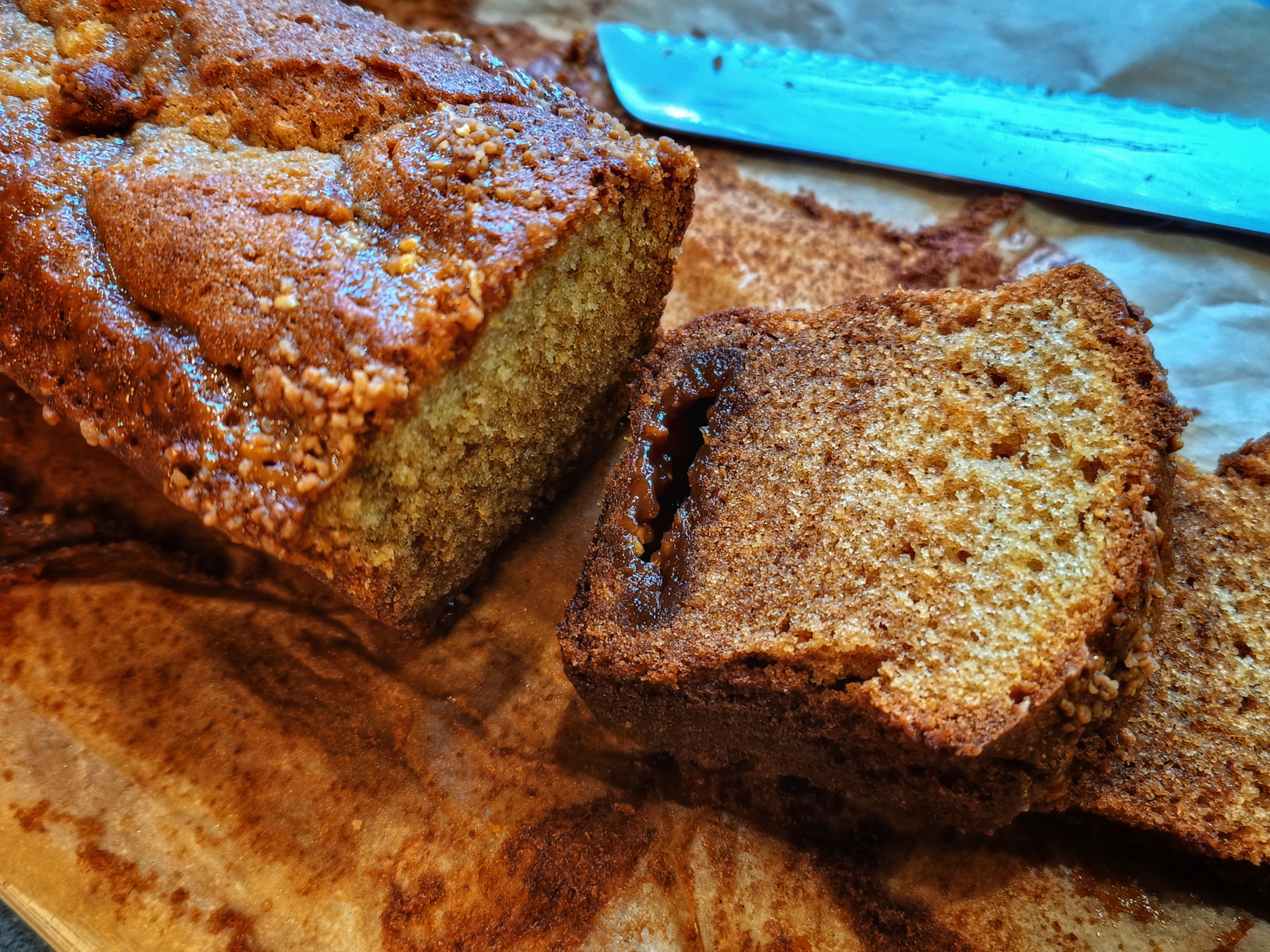 Cake au miel et au pralin noisettes et miel; L'Abeille Noire