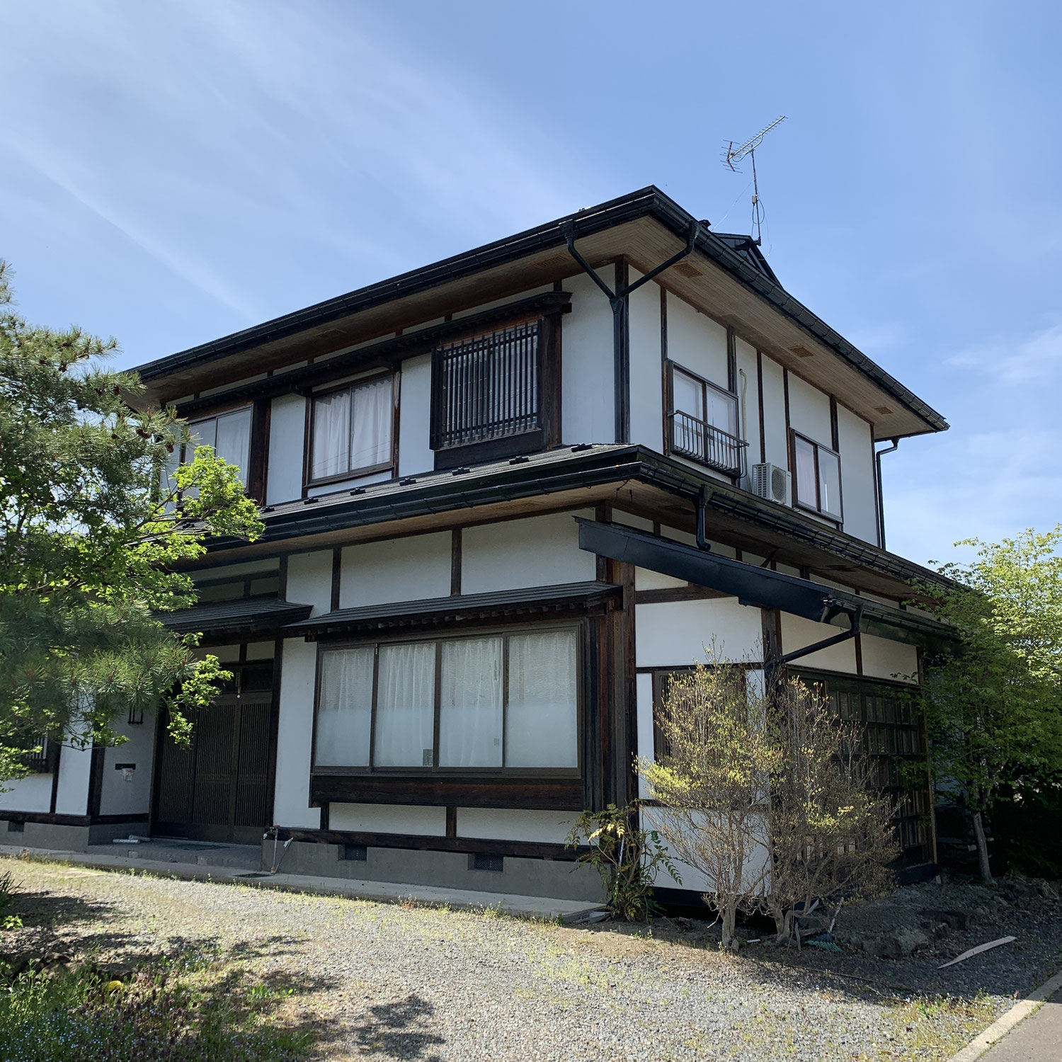 岩手県二戸市浄法寺【No.IN-25-00101】八戸自動車 浄法寺インター近く、庭付き、物置付き、車庫付きの利便性の良い大きな一軒家売却いたします。