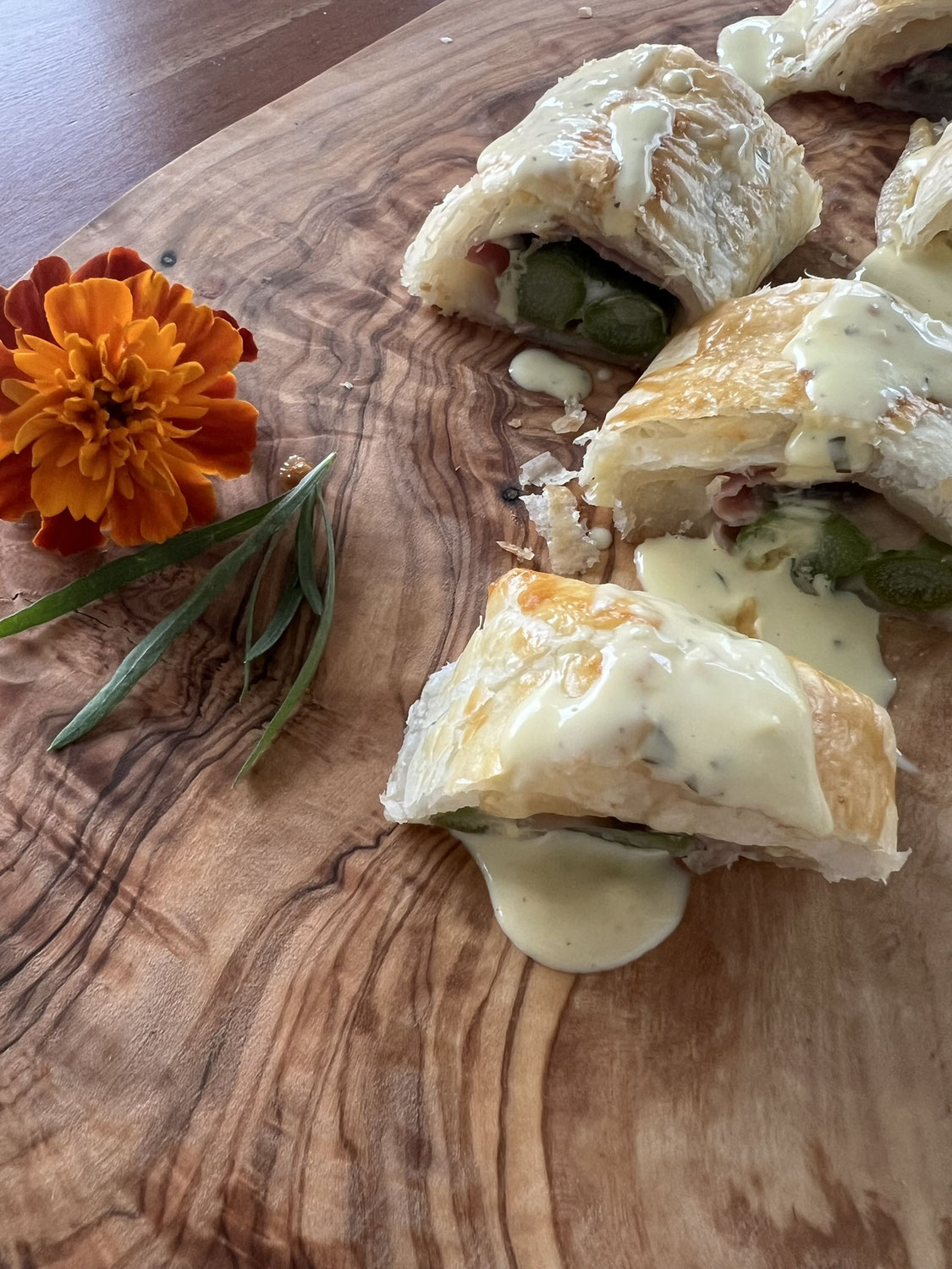 Spargel im Blätterteig