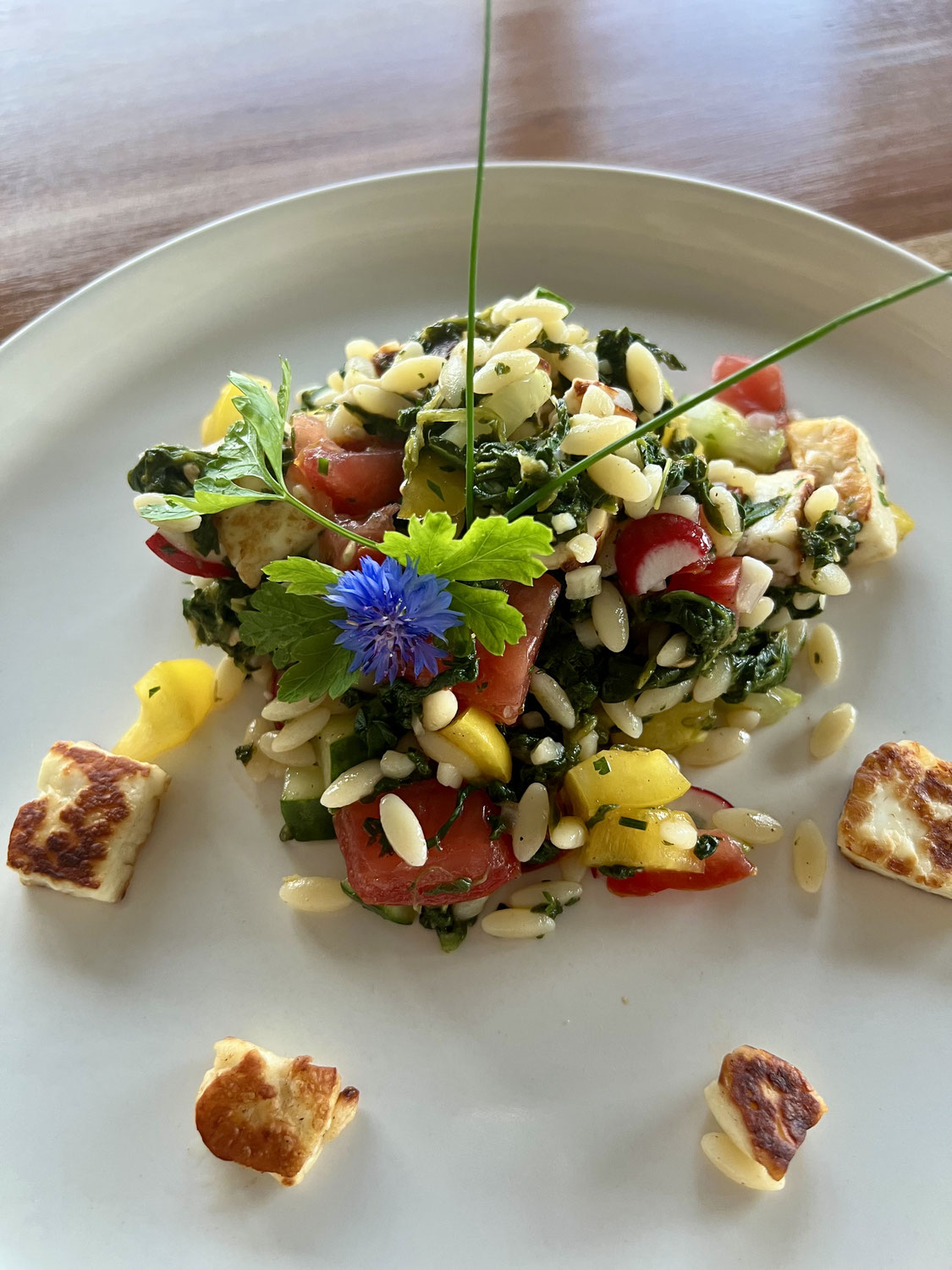 Orzo Salat mit Halloumi