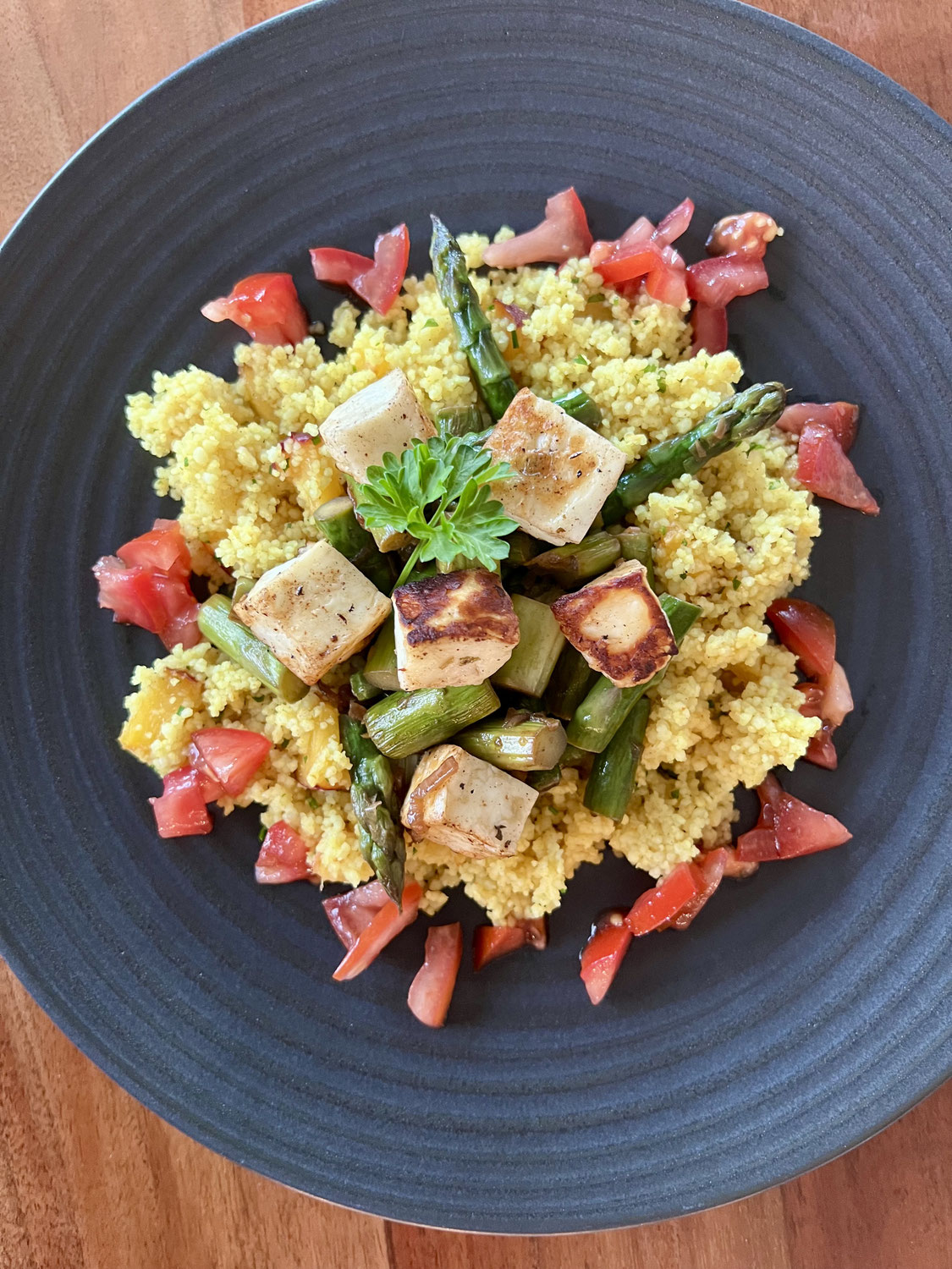 Cous Cous mit Spargel und Halloumi