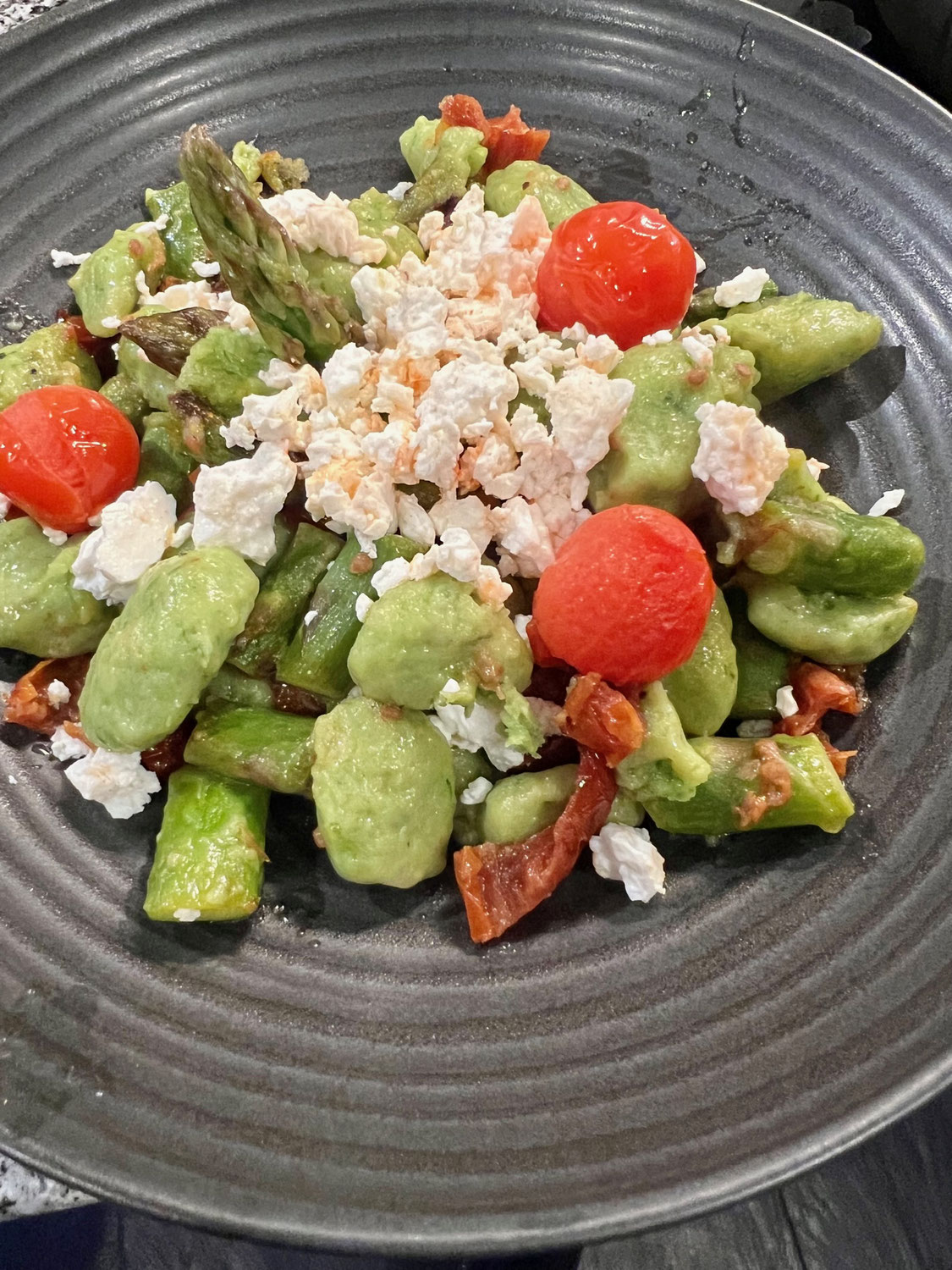 Bärlauch-Gnocchi mit Spargel  und Tomaten