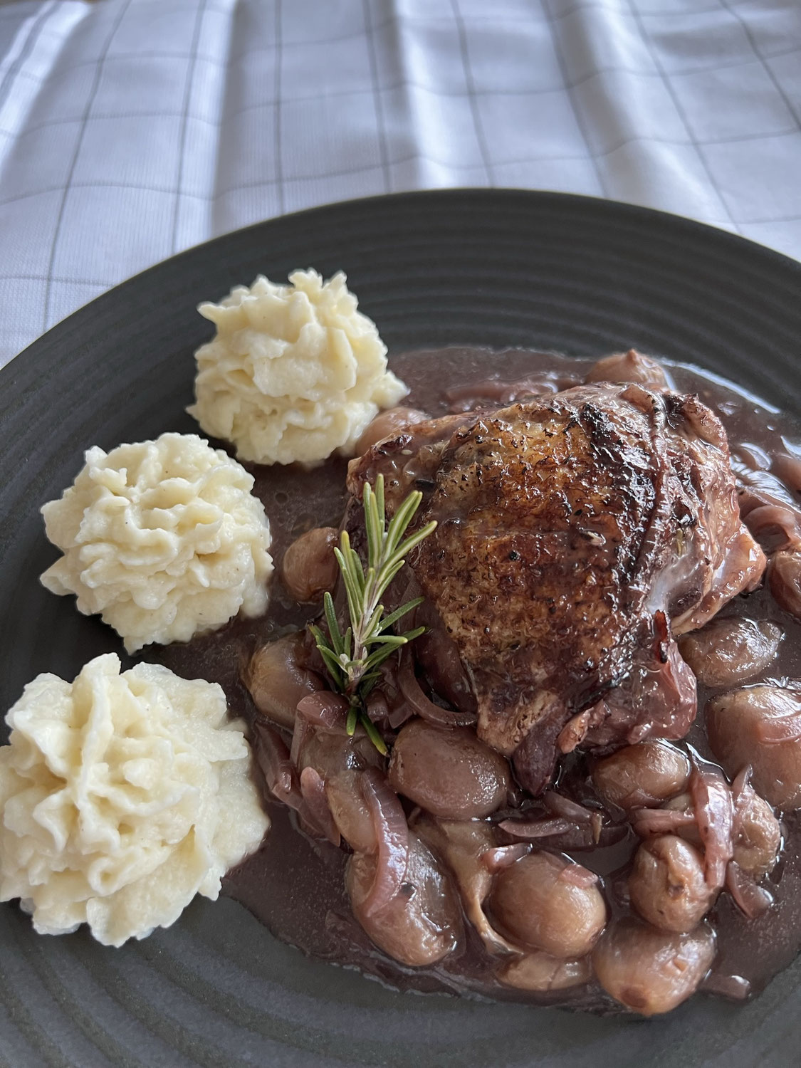 Hühner-Schenkel in Weintrauben-Rotwein Sauce