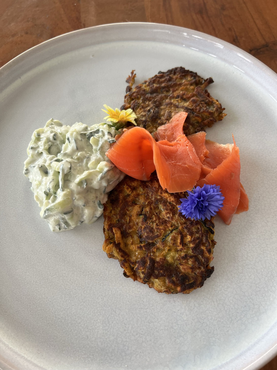 Gemüsepuffer mit geräuchertem Lachs