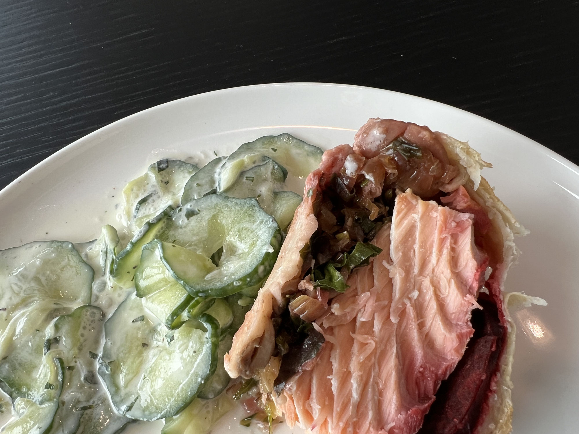 Lachs im Blätterteig mit Gurkensalat