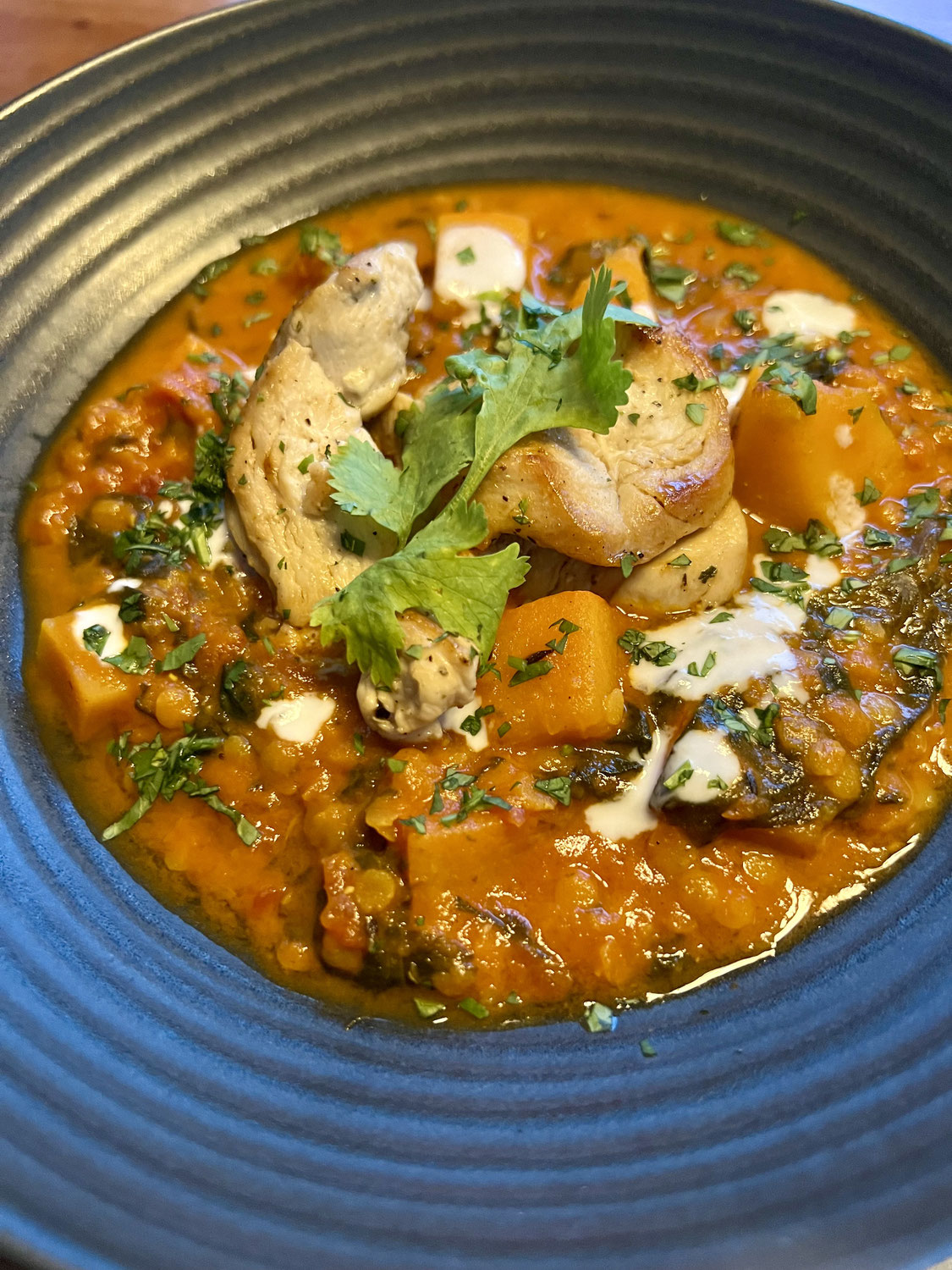 Rotes Linsencurry mit Kürbis