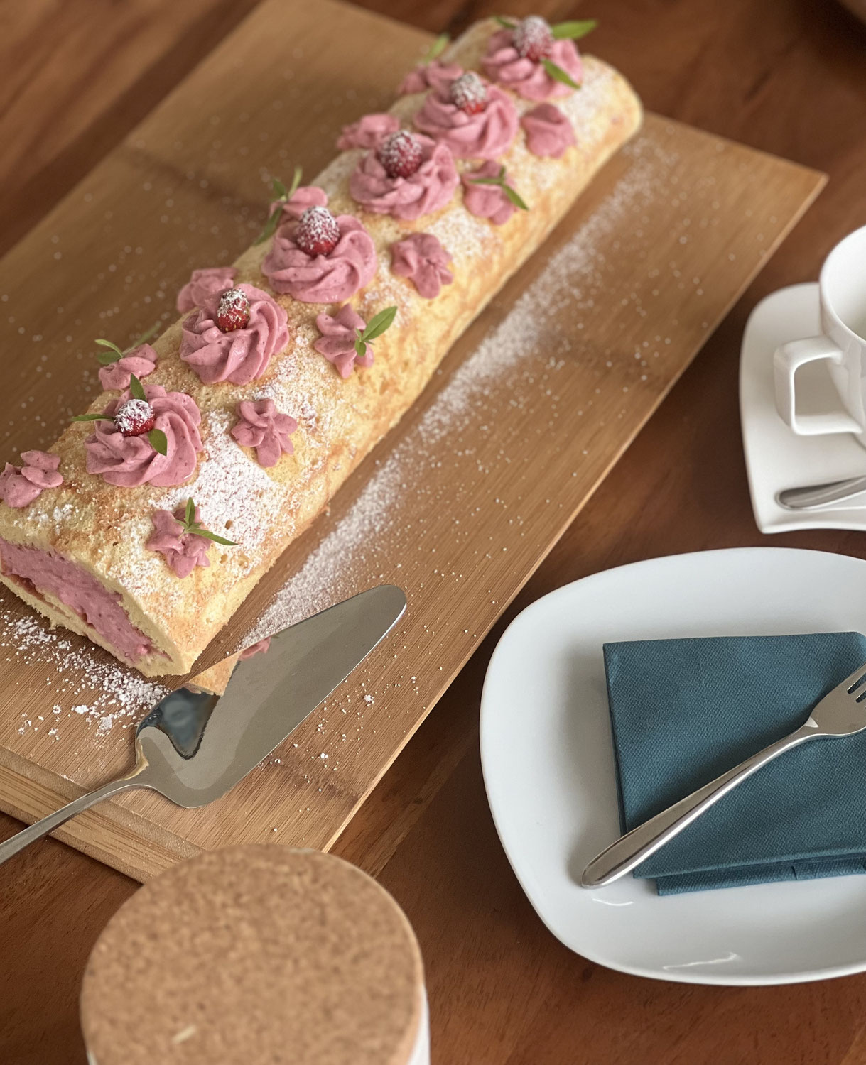 Erdbeer Biskuitroulade