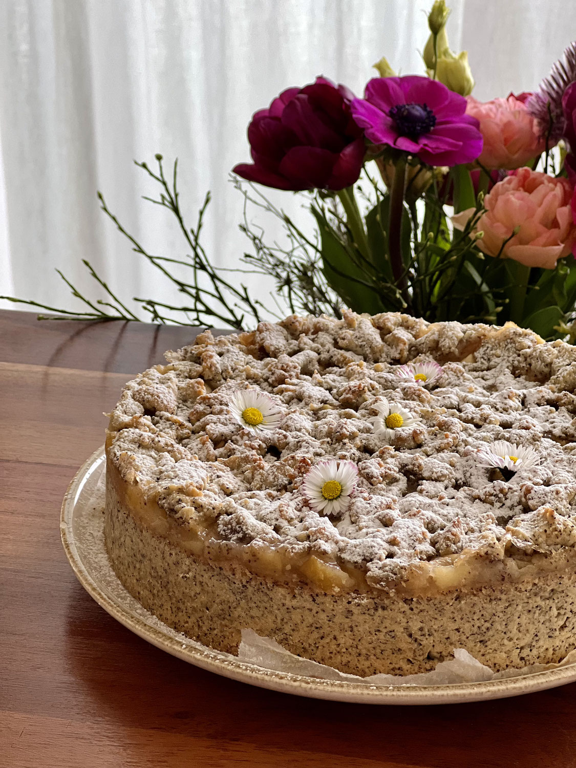 Käsekuchen mit Apfel-Birnenkompott und Mohnstreusel
