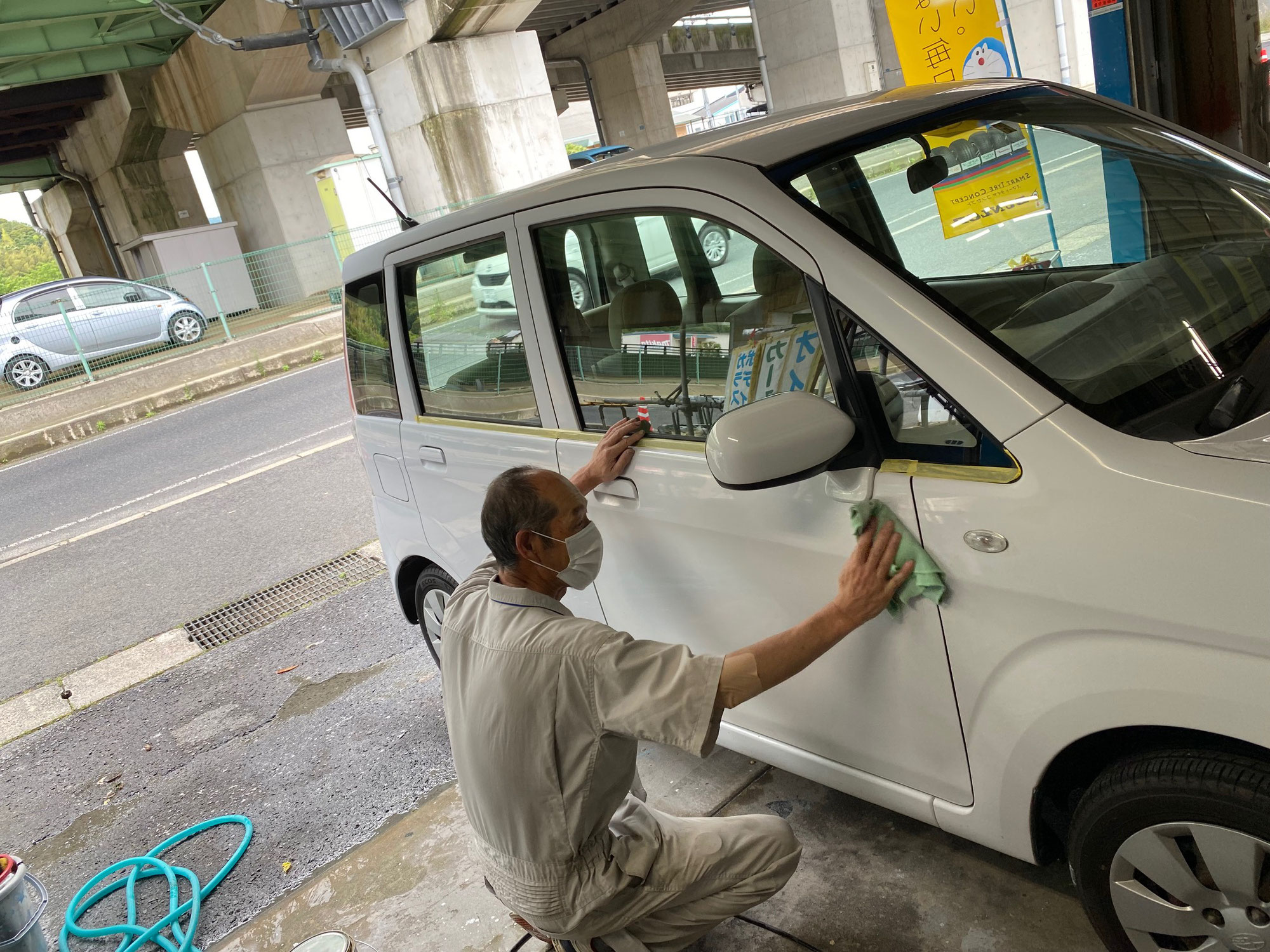 会社の代車を磨きました…