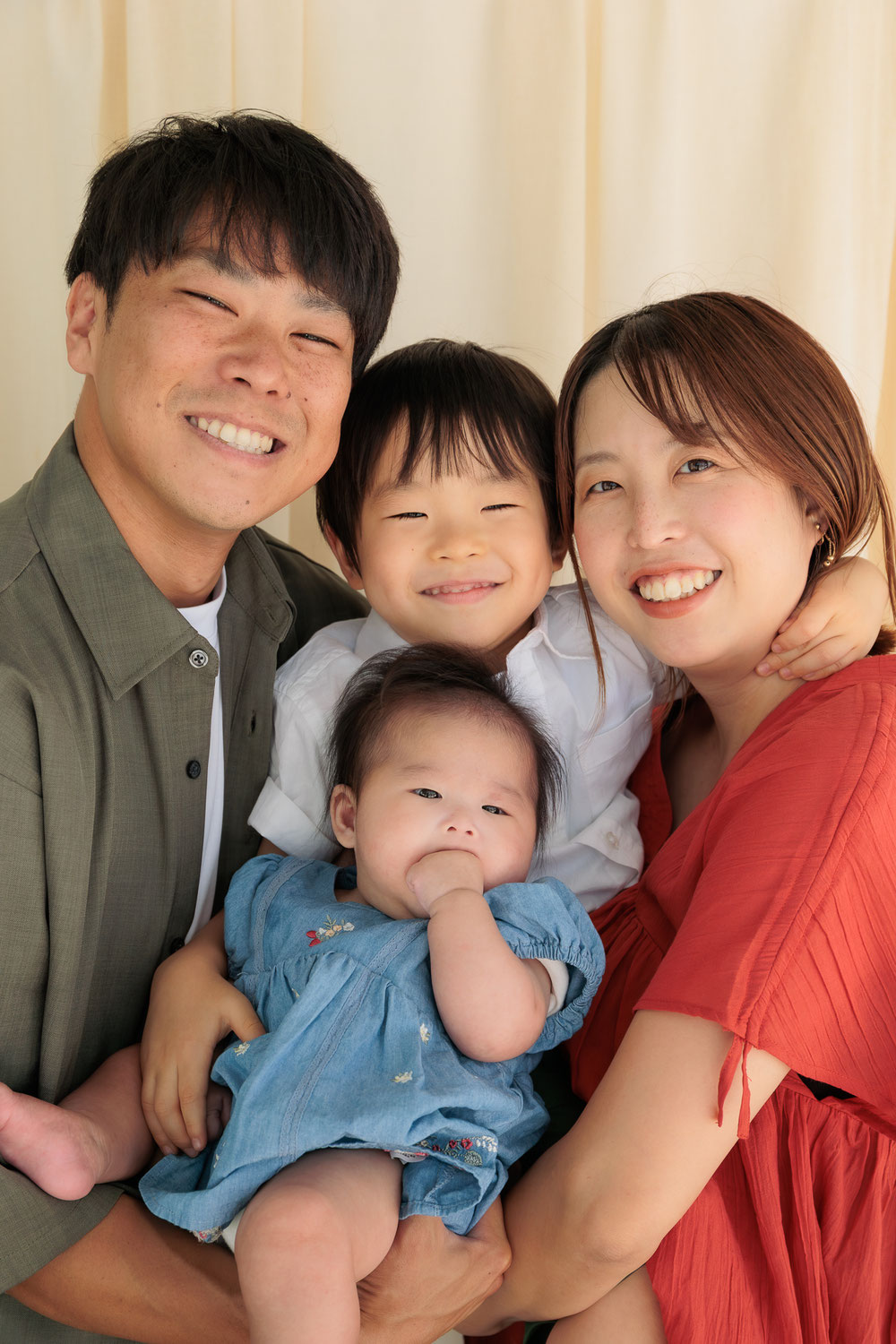 出産祝いに「フォトギフト」笑顔いっぱいの家族写真