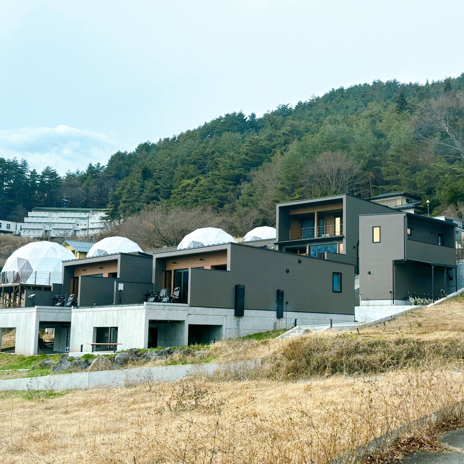 プライベートサウナを全棟完備！山梨河口湖の人気グランピング施設へ酒自販機をご納品