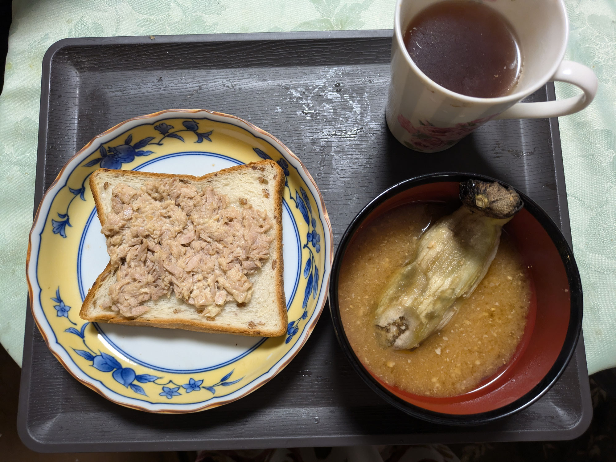 三橋里絵の簡単料理　ツナトーストと焼きナスの味噌汁と紅茶