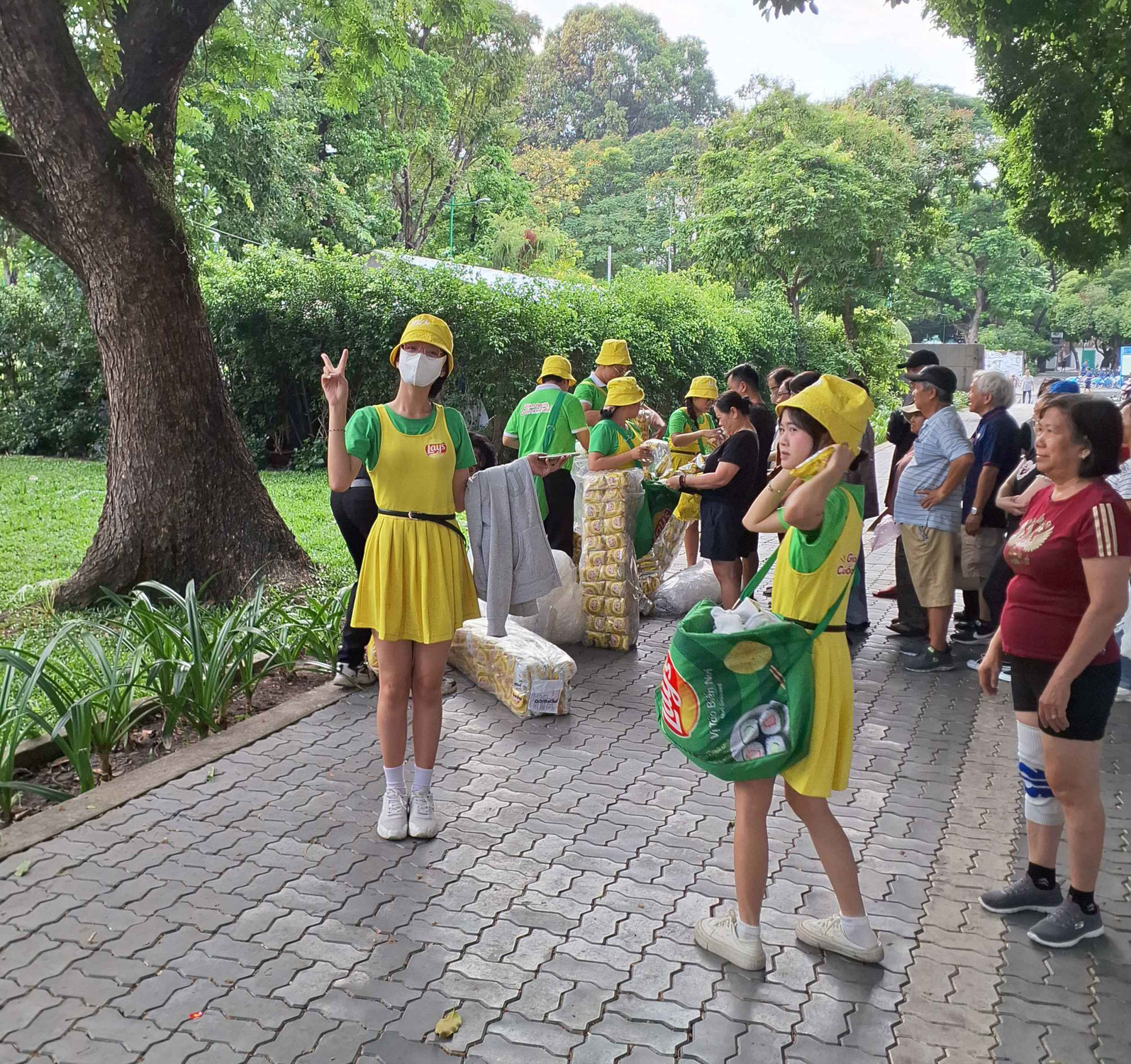 ホーチミンの公園でお菓子をもらう