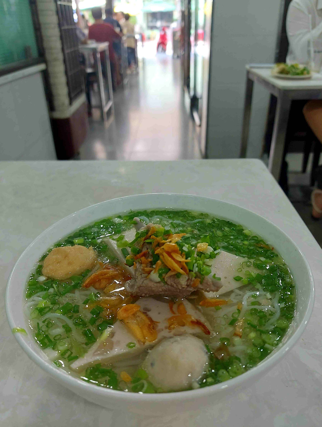 ベトナム人に「ベトナム料理は何が好きですか？」と尋ねられ「HU TIEU」と答えると、だいたい「PHOはどうですか？」と重ねて質問され「細い麺が好きなのでBUN RIEUの方が好き」と返していたが実はよく食べていたのはBUN MOCだとようやく気付いたが、BUN RIEUとBUN MOCの違いはまだ分かっていない
