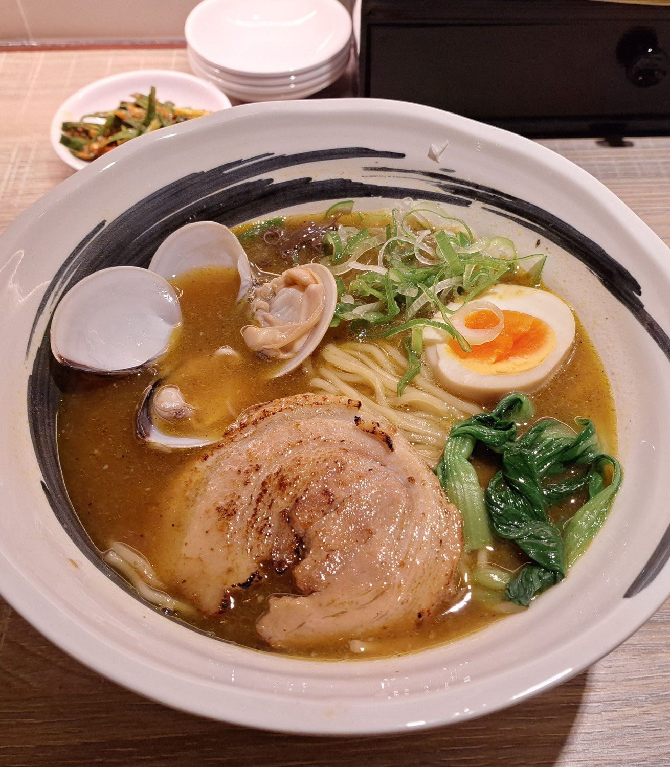 麺酒場"大花火"の濃厚豚骨ラーメン蛤（麺大盛り）