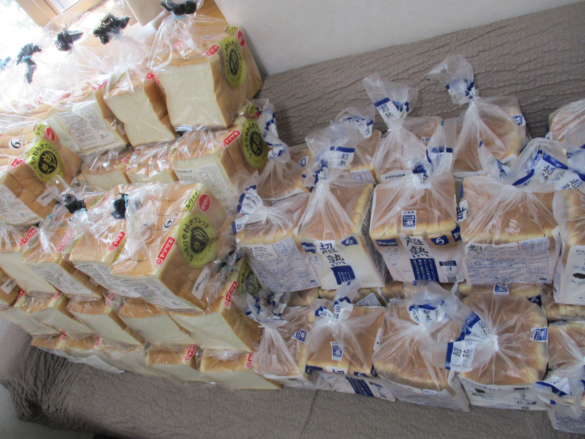 コストコジャパン様よりパンをご寄贈いただきました。