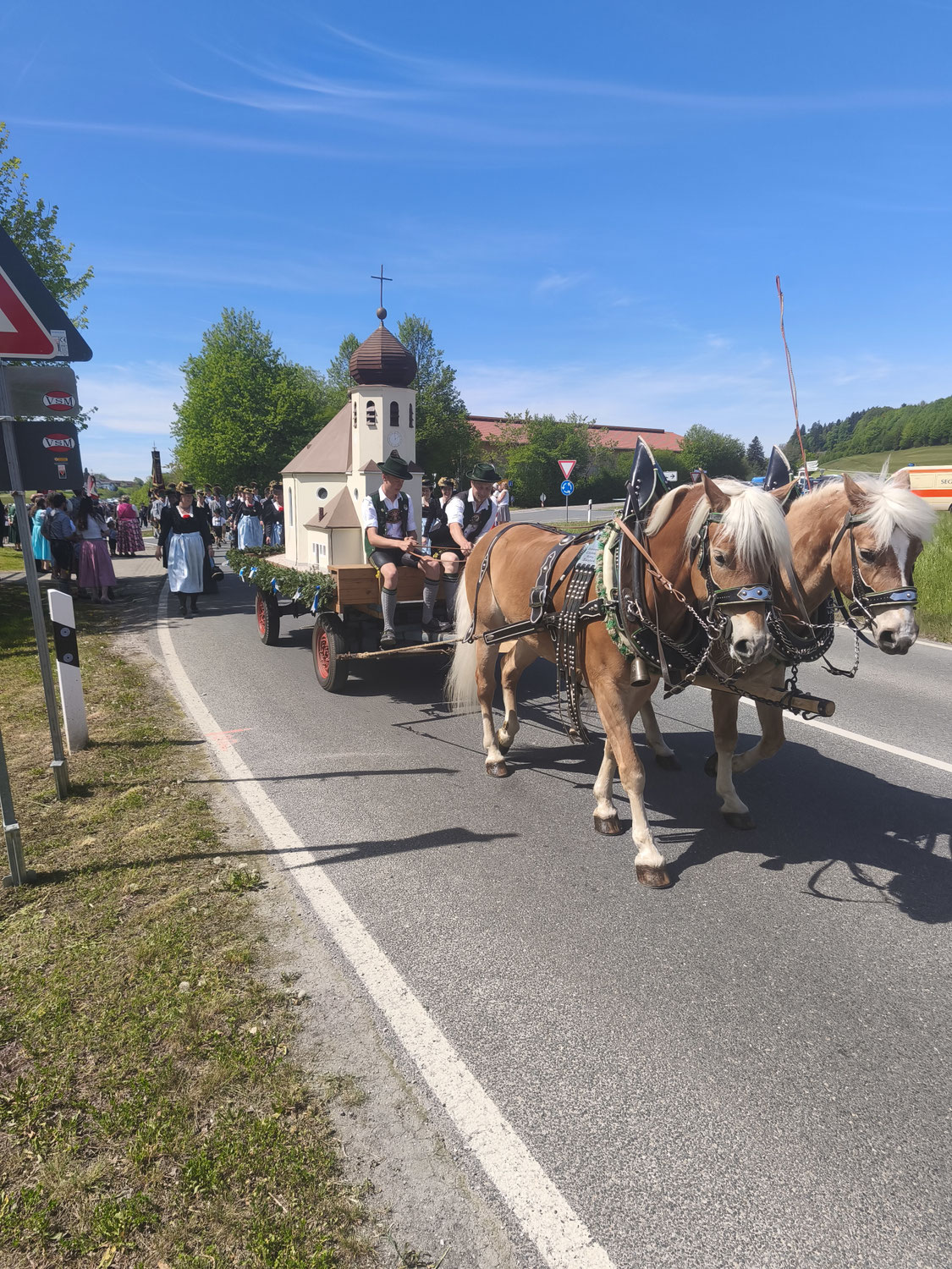 Festsonntag in Wildenwart von der FFW und KLJB