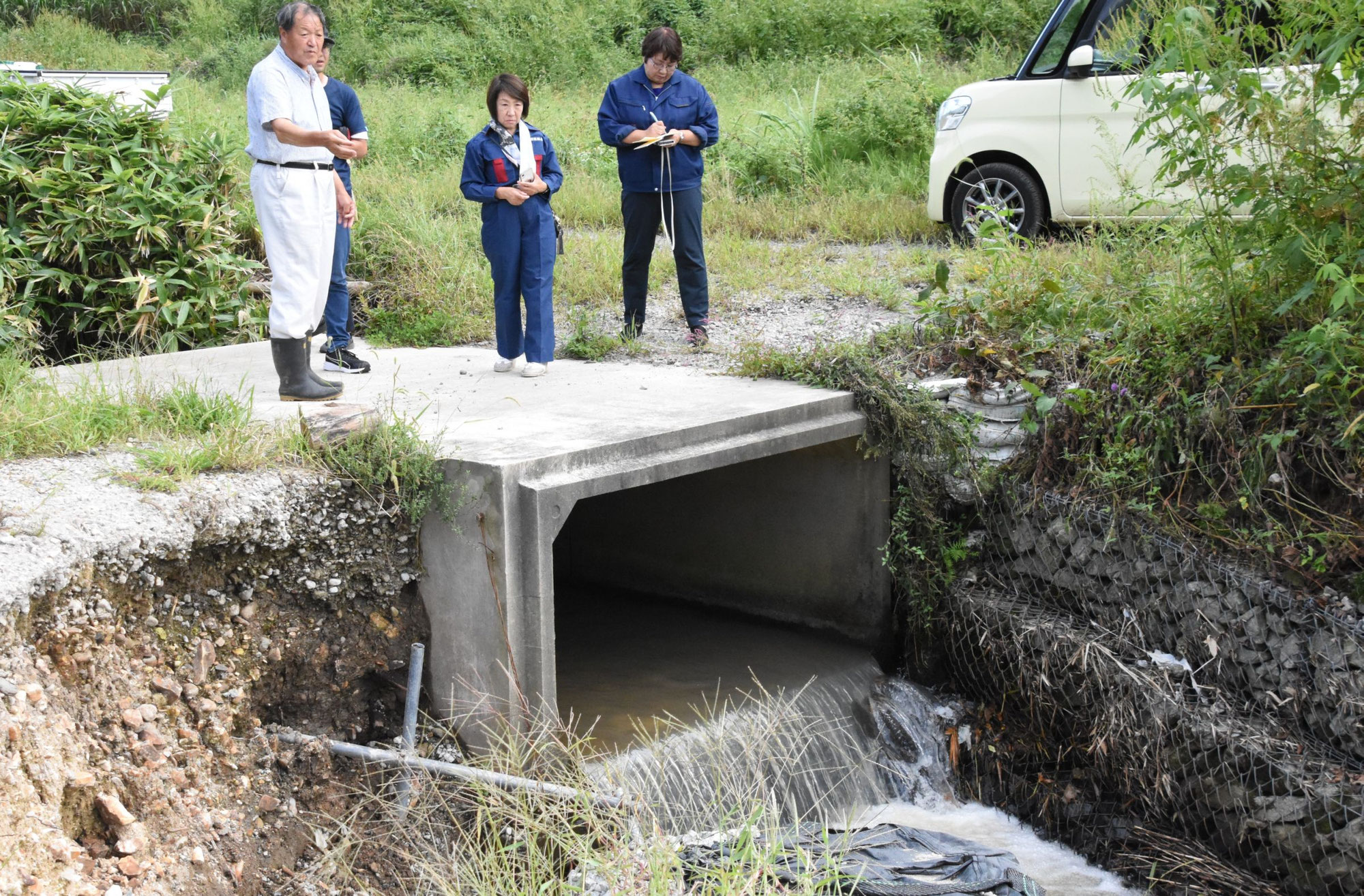 川が逆流　道削れ、農作物被災　“被害、年何回も” 秋田大雨　高橋氏ら被害調査