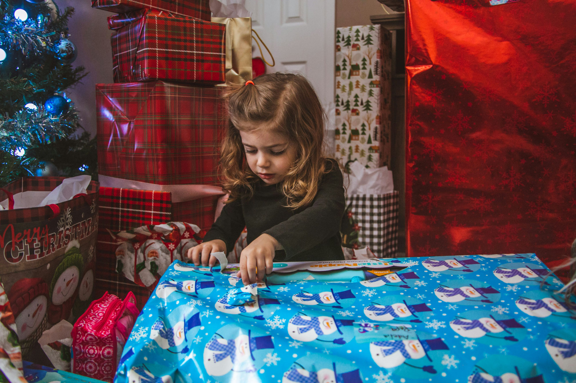 Weihnachten & Konsum: Warum viele Kinder überfordert sind – und wie Eltern für echte Freude sorgen können.