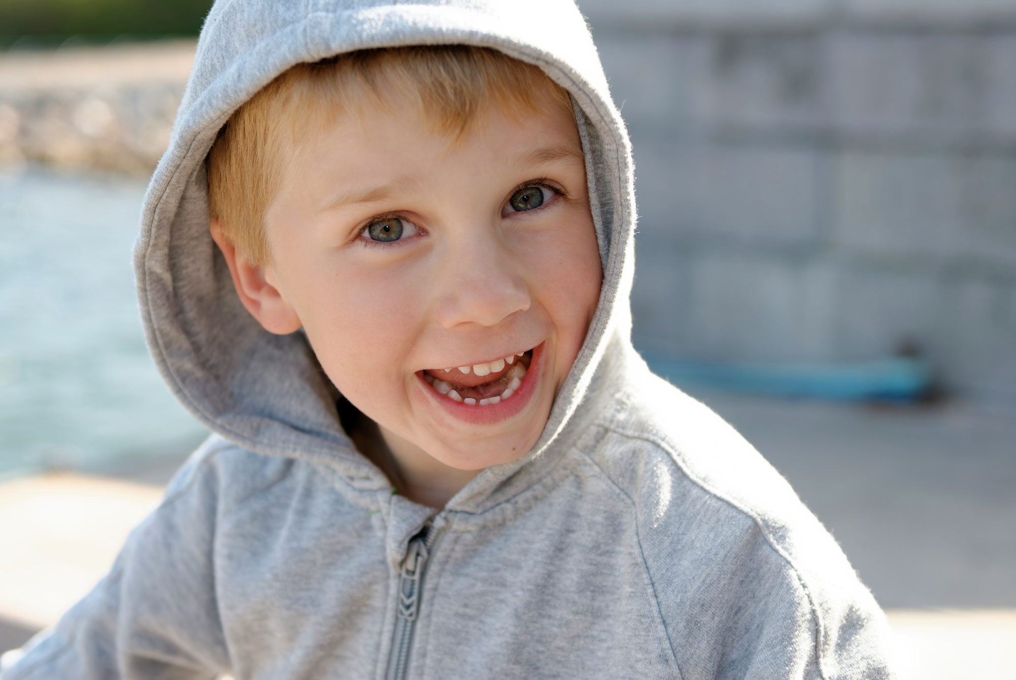 “Tanto poi cadono”: il mito sui denti da latte che rovina il sorriso di tuo figlio