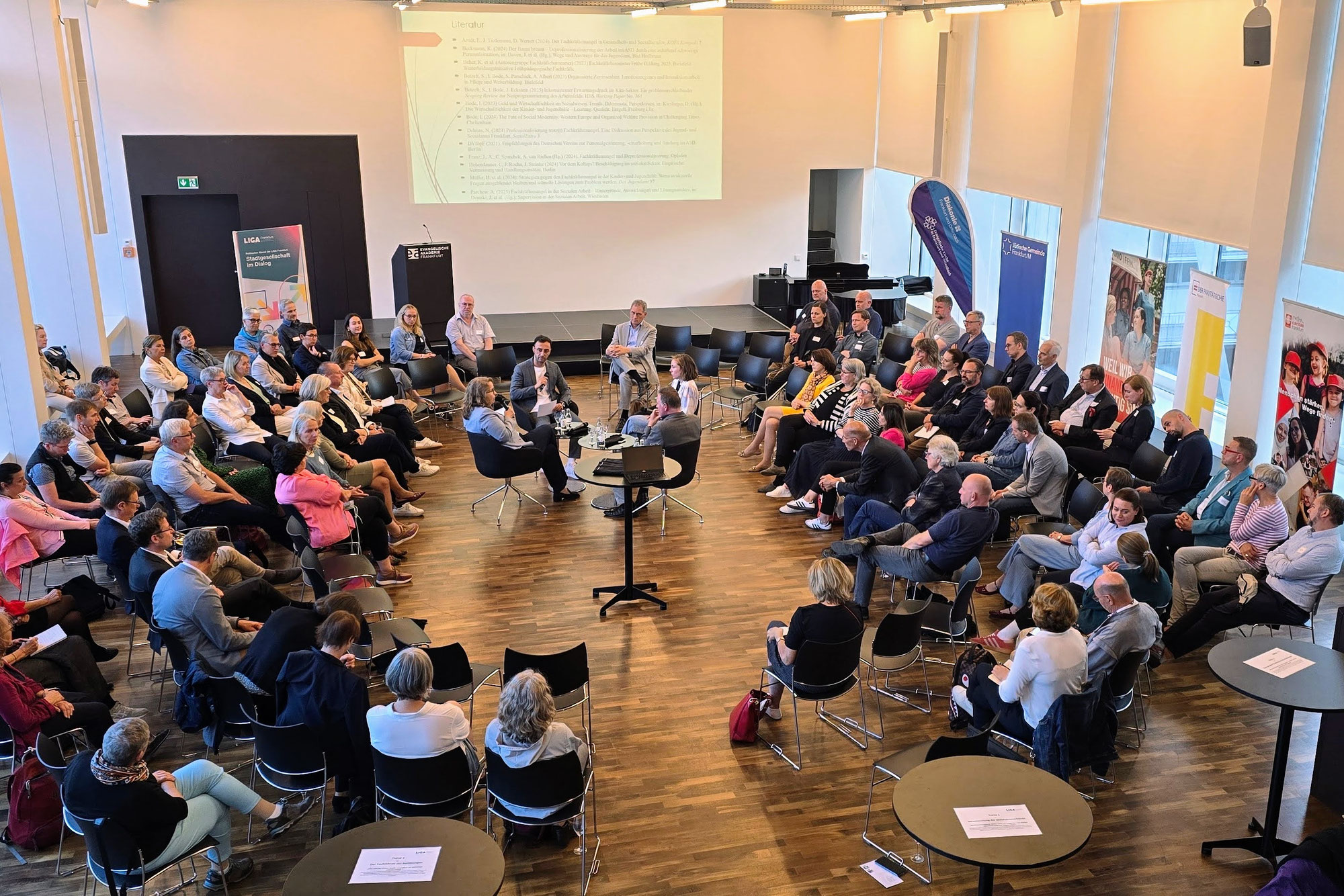 Ein „Wumms“ für das Sozialwesen. LIGA Frankfurt diskutierte beim Politischen Abend über Auswirkungen des Personalmangels in der Sozialen Arbeit