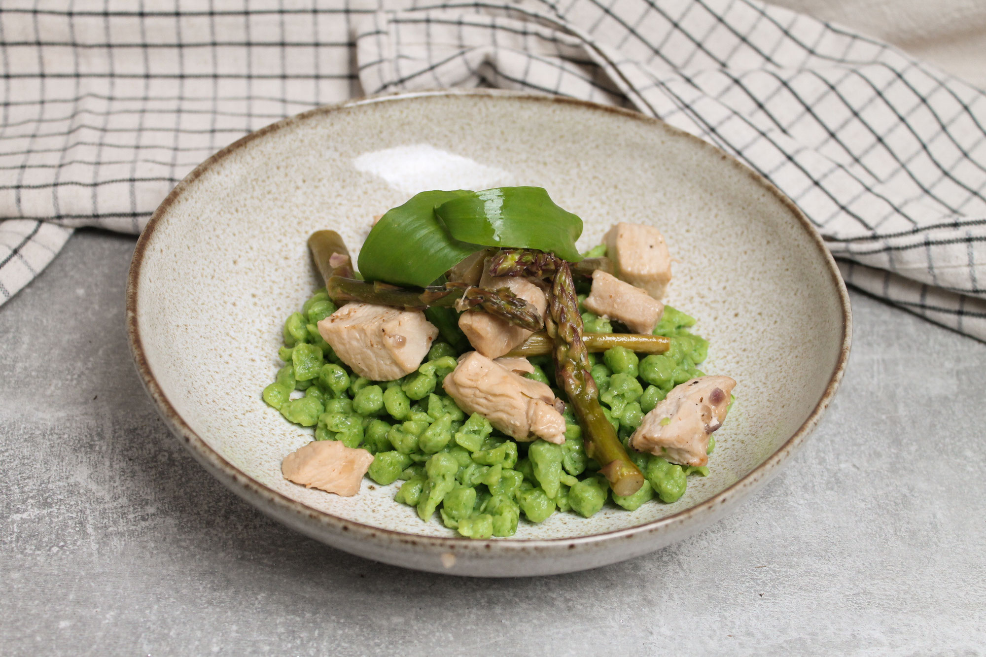 Bärlauchspätzle mit Hähnchen-Spargel-Geschnetzeltem