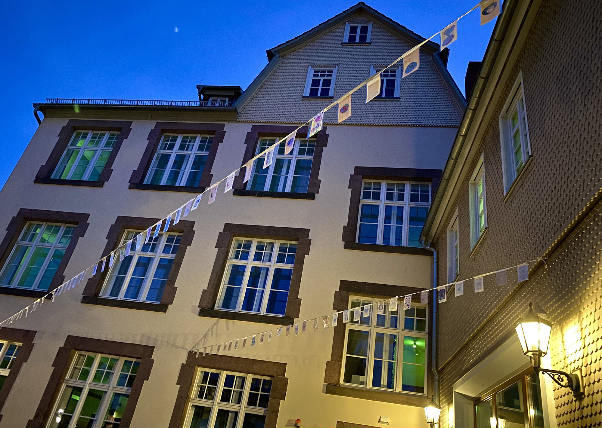„Nie wieder Krieg!“: Girlanden schmücken die Stadtbücherei Lauterbach