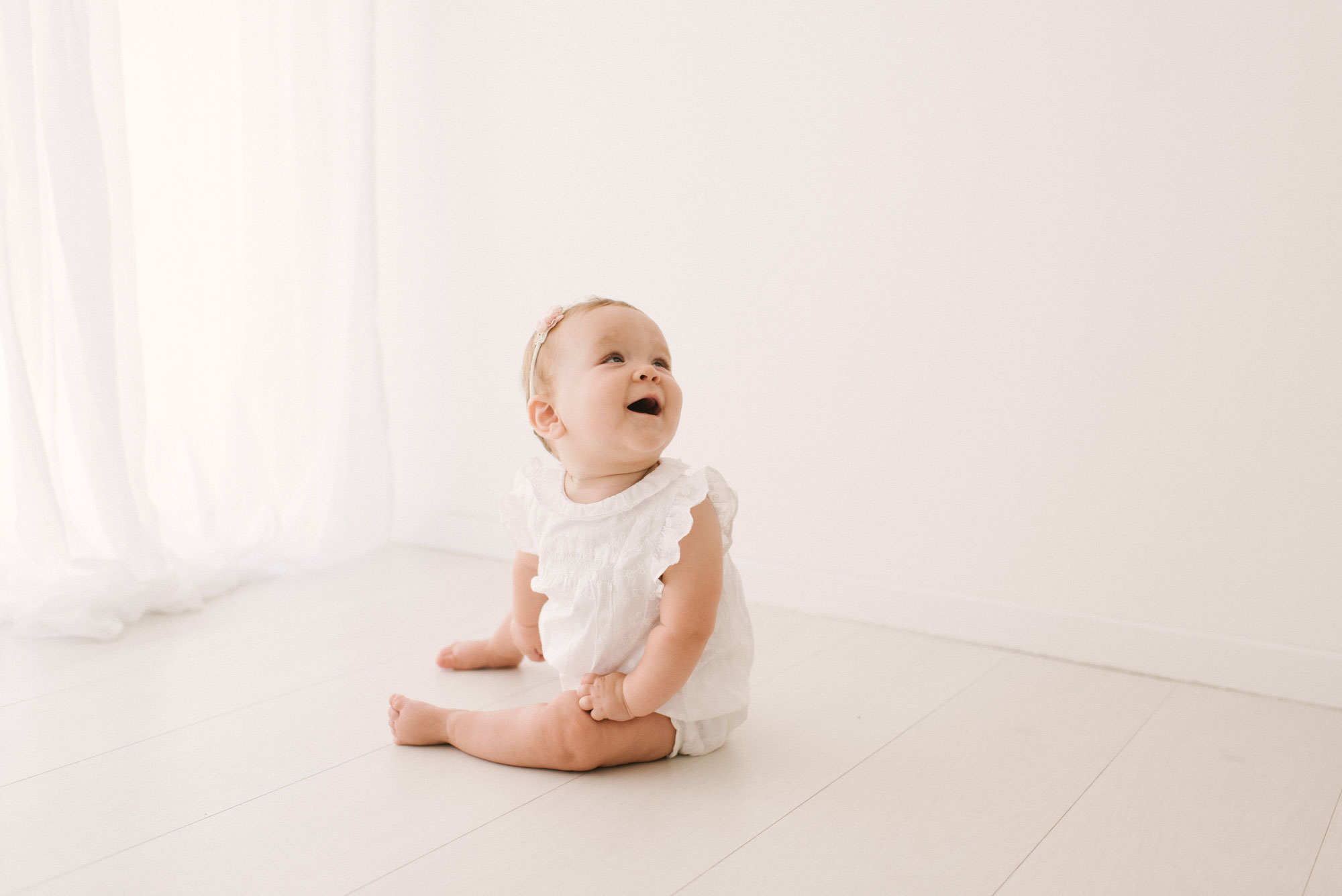 Séance photo en lumière naturelle bébé tient assis solliès-pont